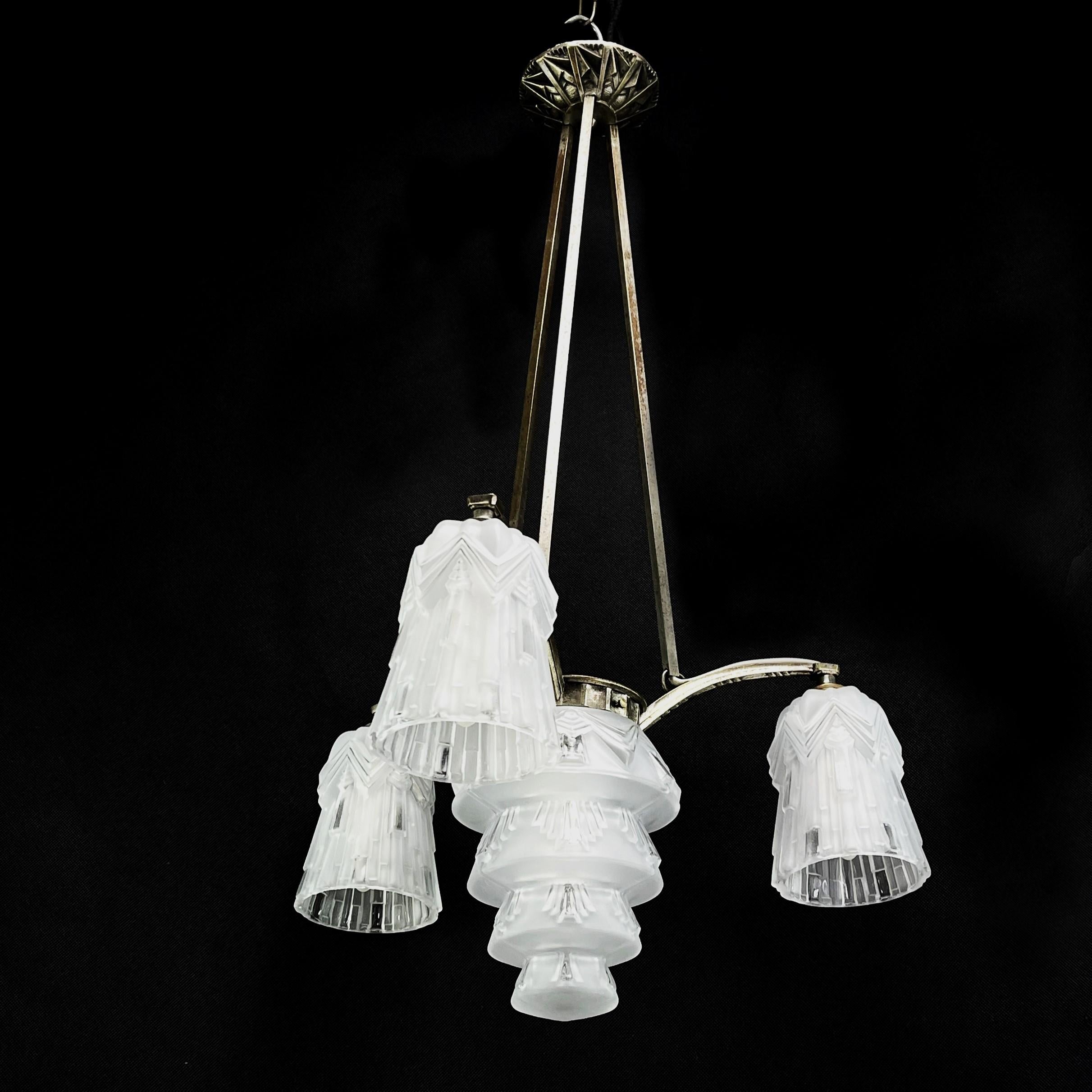 Art Deco Chandelier

The ART DECO ceiling light is a remarkable example of the craftsmanship and style of the early 20th century. 

This ceiling light cleverly combines metal and glass and harmoniously combines functionality and aesthetics.

The