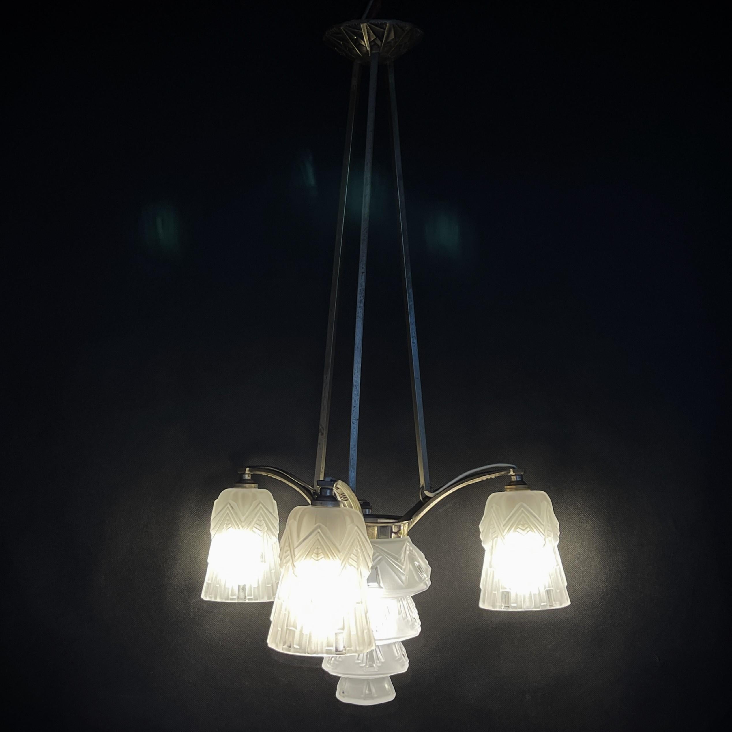 Lampe suspendue art déco gratte-ciel nickelée des années 1920 en vente 1