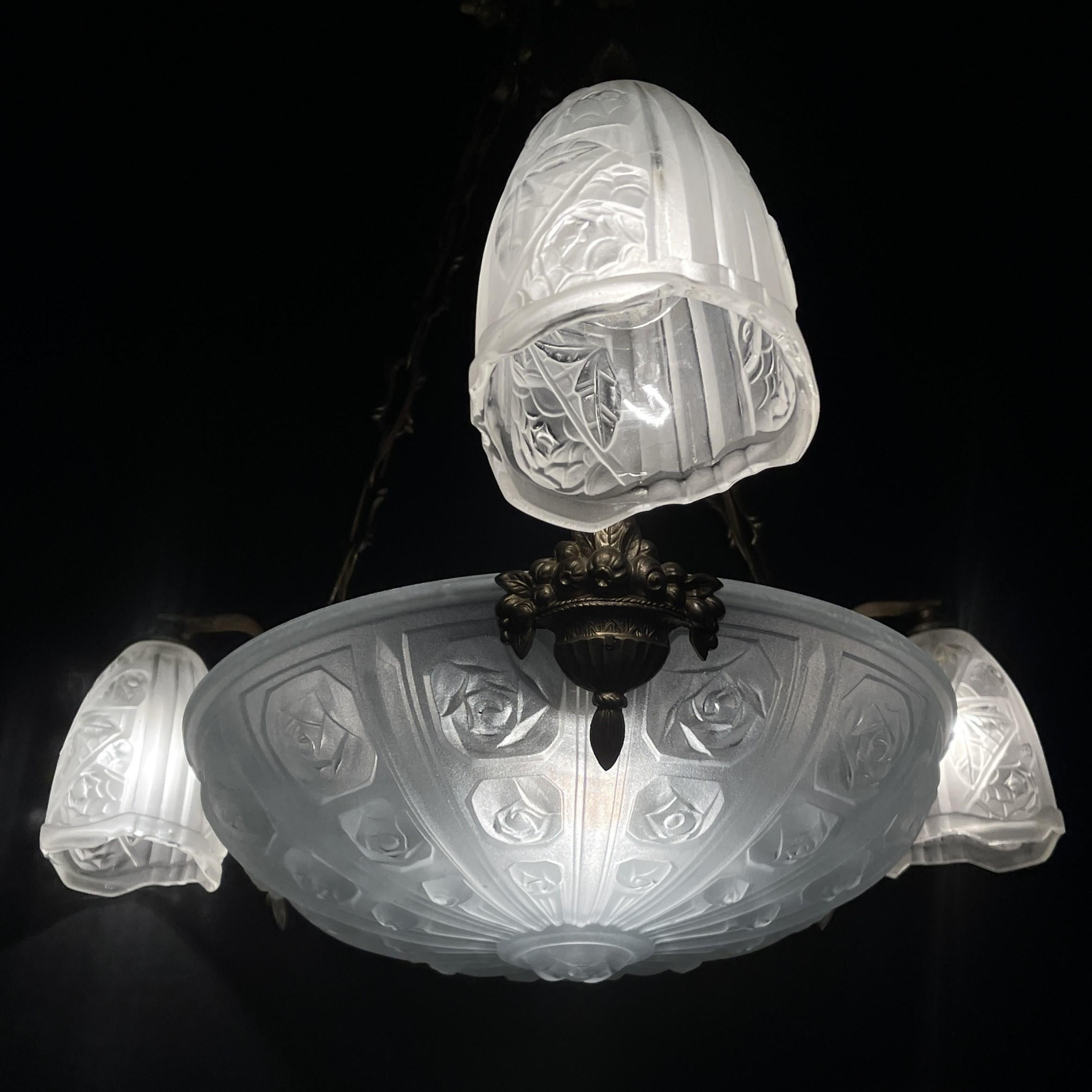 Art Deco Chandelier Hanging Lamp with rose décor, 1930s For Sale 4