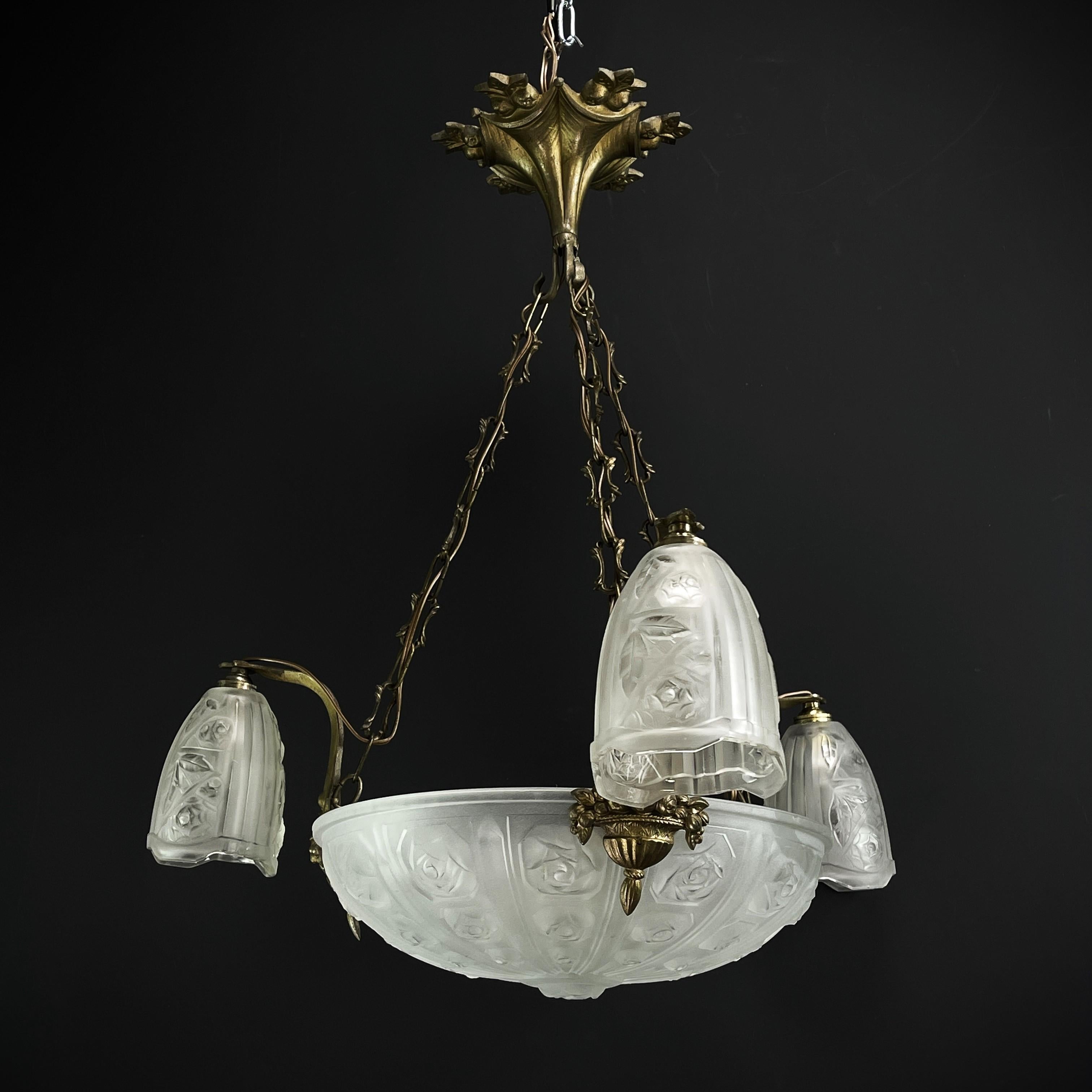Art Deco chandelier with rose décor

This stunning Art Deco chandelier from the 1930s is an outstanding example of the elegance and sophistication of the Art Deco style. With its combination of metal and glass, this chandelier embodies the glamour
