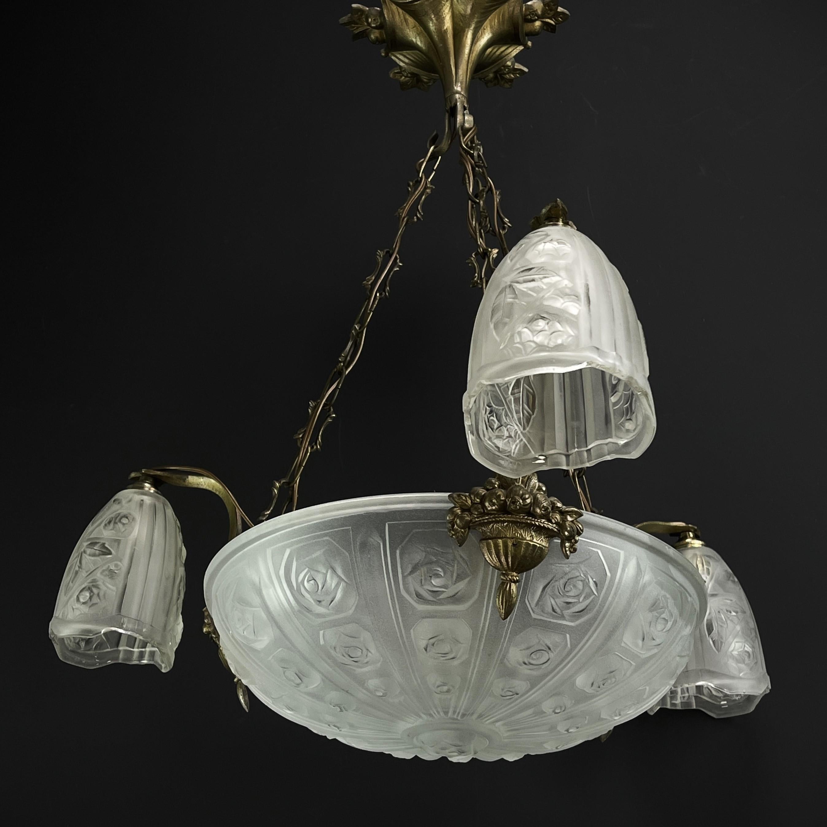 Art Deco Chandelier Hanging Lamp with rose décor, 1930s In Good Condition For Sale In Saarburg, RP