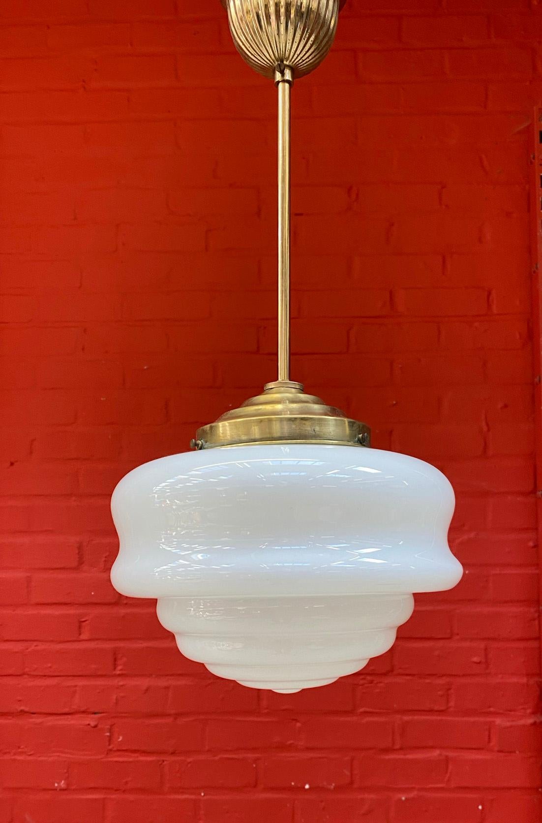 Lampadario Art Déco in ottone e opalina, 1930/1950 circa.
