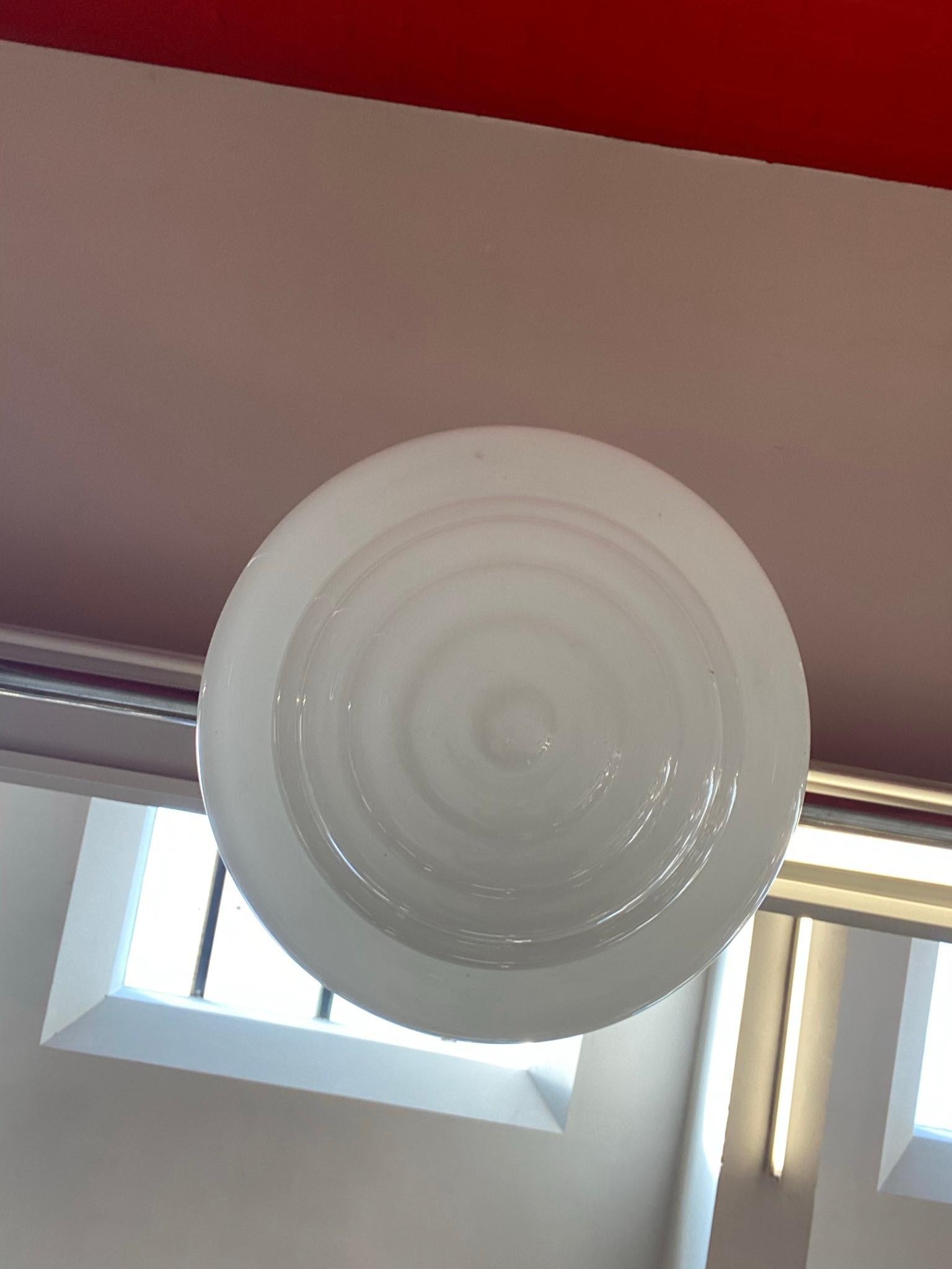 Lampadario Art Déco in ottone e opalina, 1930/1950 circa in vendita 1