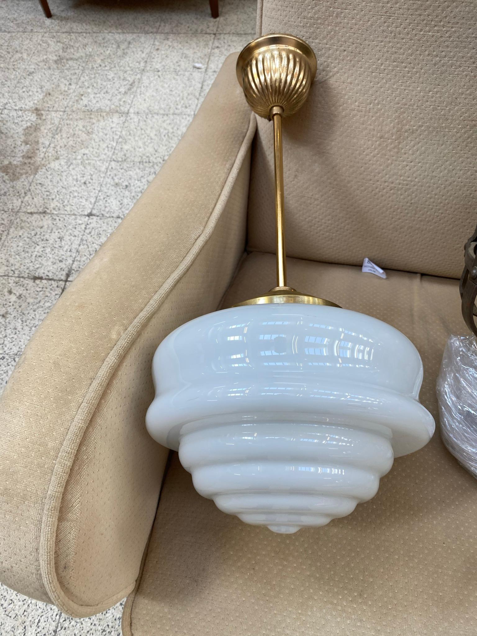 Lampadario Art Déco in ottone e opalina, 1930/1950 circa in vendita 2