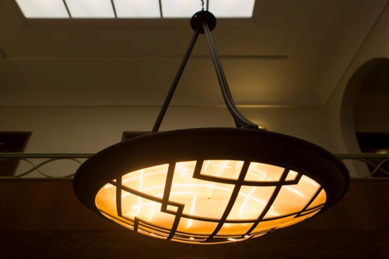 Art Deco-Kronleuchter aus Messing LED (Belgisch) im Angebot