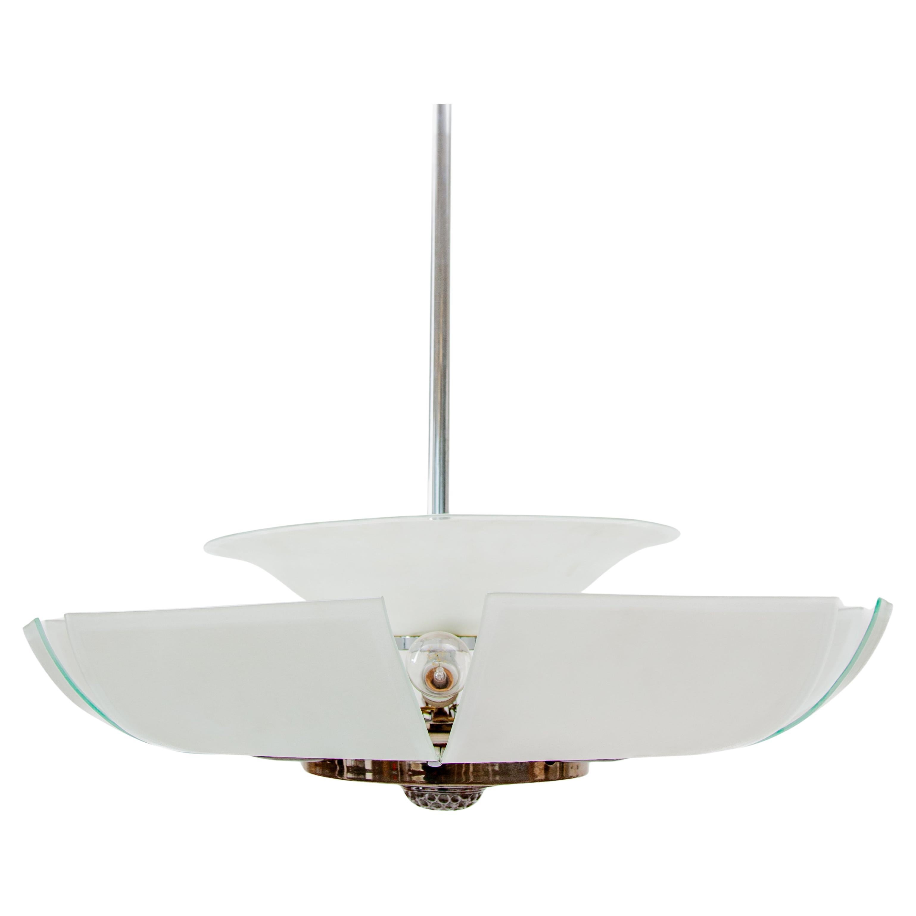 Großer ART DECO-Kronleuchter mit Blumendesign für eine Art-Déco-Residenz in Antwerpen, 1920er Jahre. Dieser große Kronleuchter besteht aus einem verchromten Bronzerahmen mit acht gebogenen Glasscheiben, die jeweils mattiert und geätzt sind. Diese