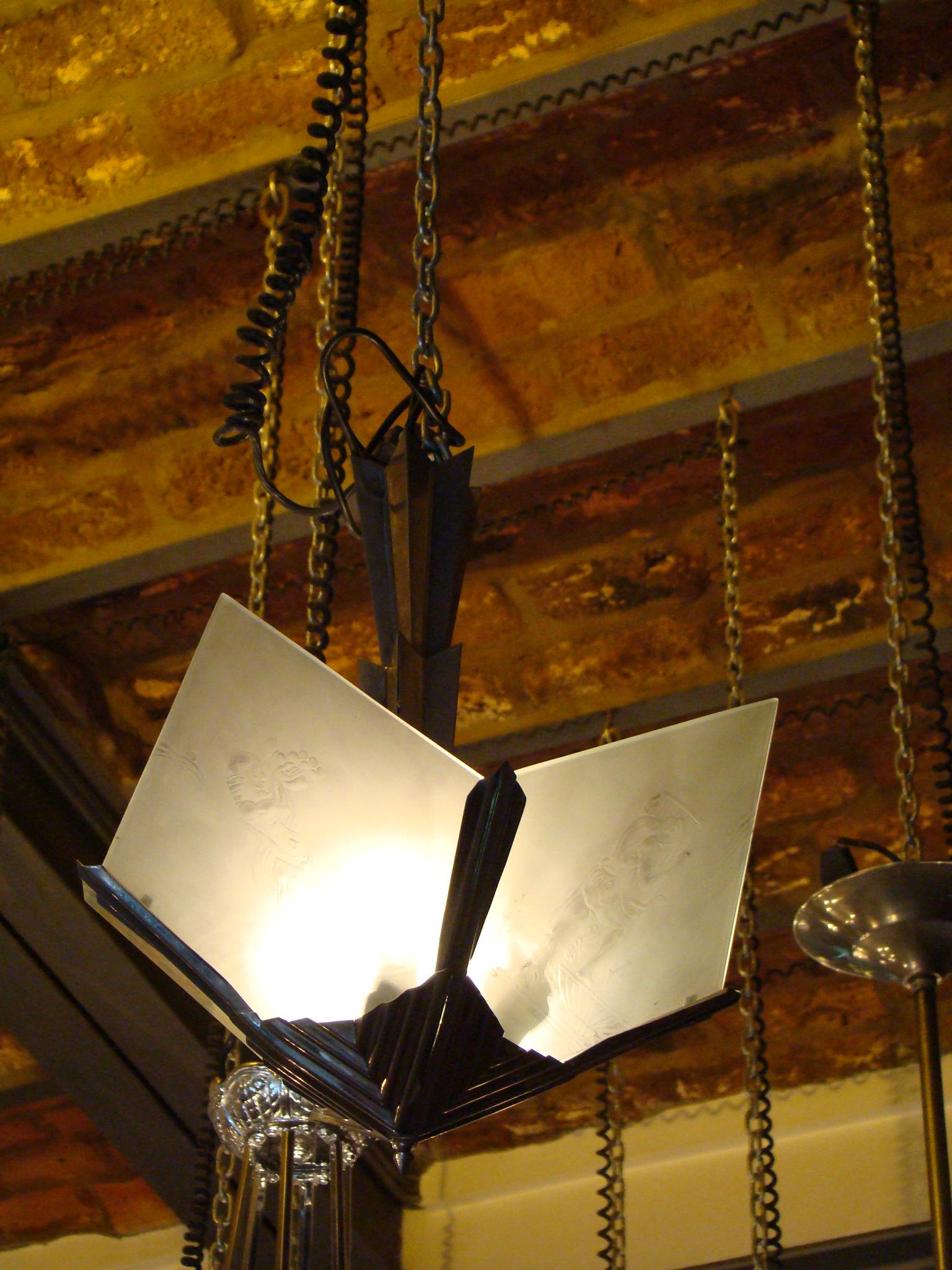 Hanging lamp.
Materials: chrome bronze and glass
Style: Art Deco
To take care of your property and the lives of our customers, the new wiring has been done.
We have specialized in the sale of Art Deco and Art Nouveau and Vintage styles since 1982.