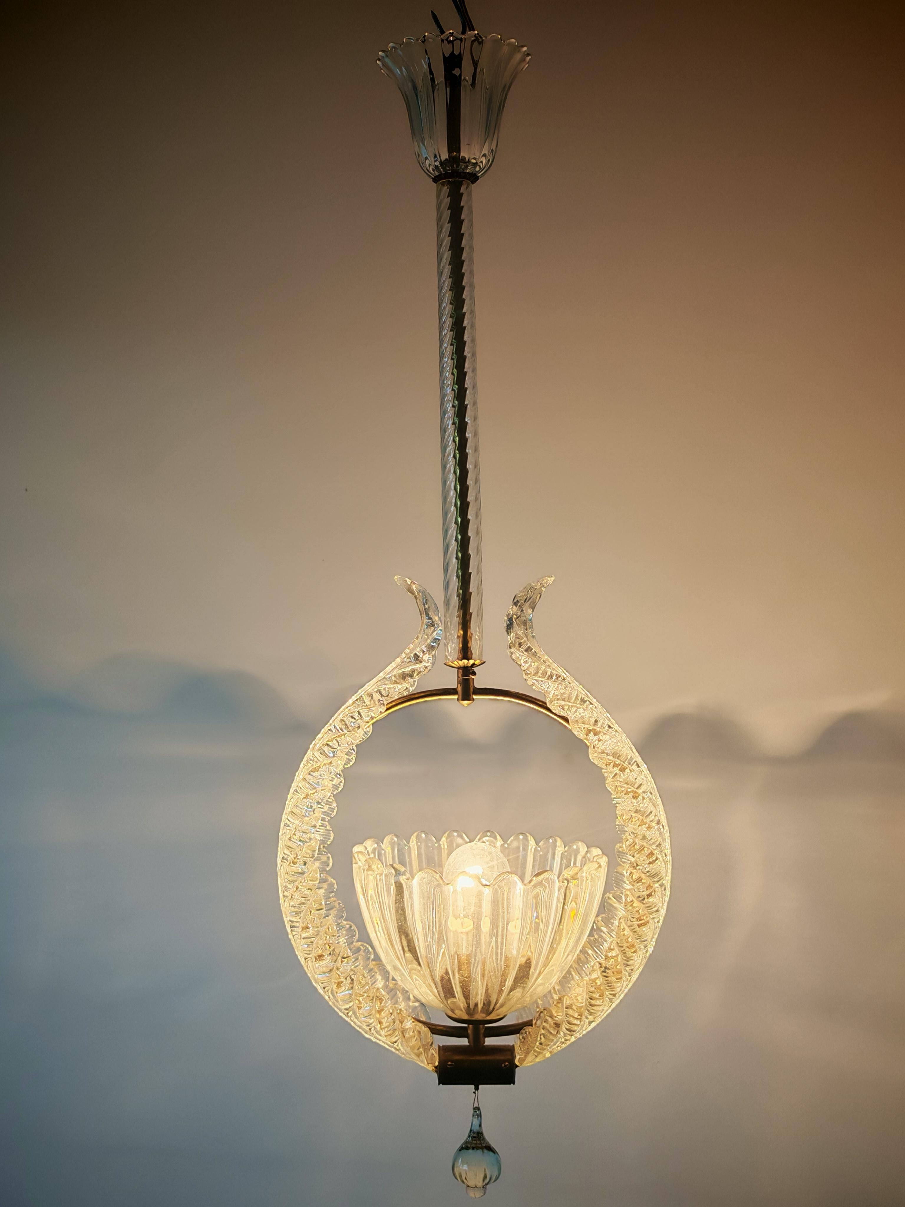 En este anuncio encontrarás un impresionante y elegantísimo colgante Art Déco de cristal de Murano, diseñado por Barovier y Toso. El colgante presenta su diseño característico, con tubos de cristal que crean un bello accesorio sobre el que se coloca