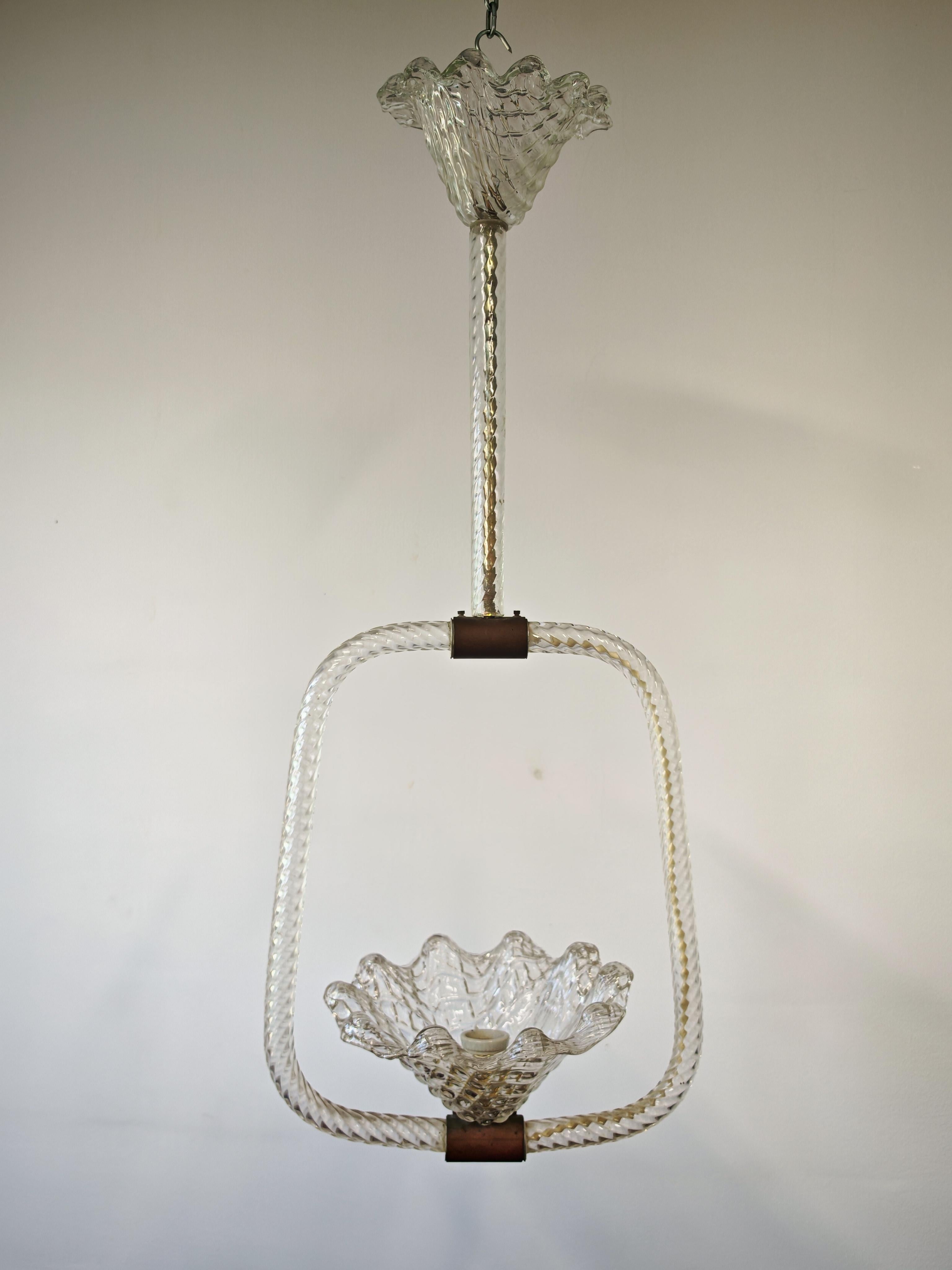 En este anuncio encontrarás un impresionante y elegantísimo colgante Art Déco de cristal de Murano, diseñado por Barovier y Toso. El colgante presenta su diseño característico, con tubos de cristal que crean un bello accesorio sobre el que se coloca