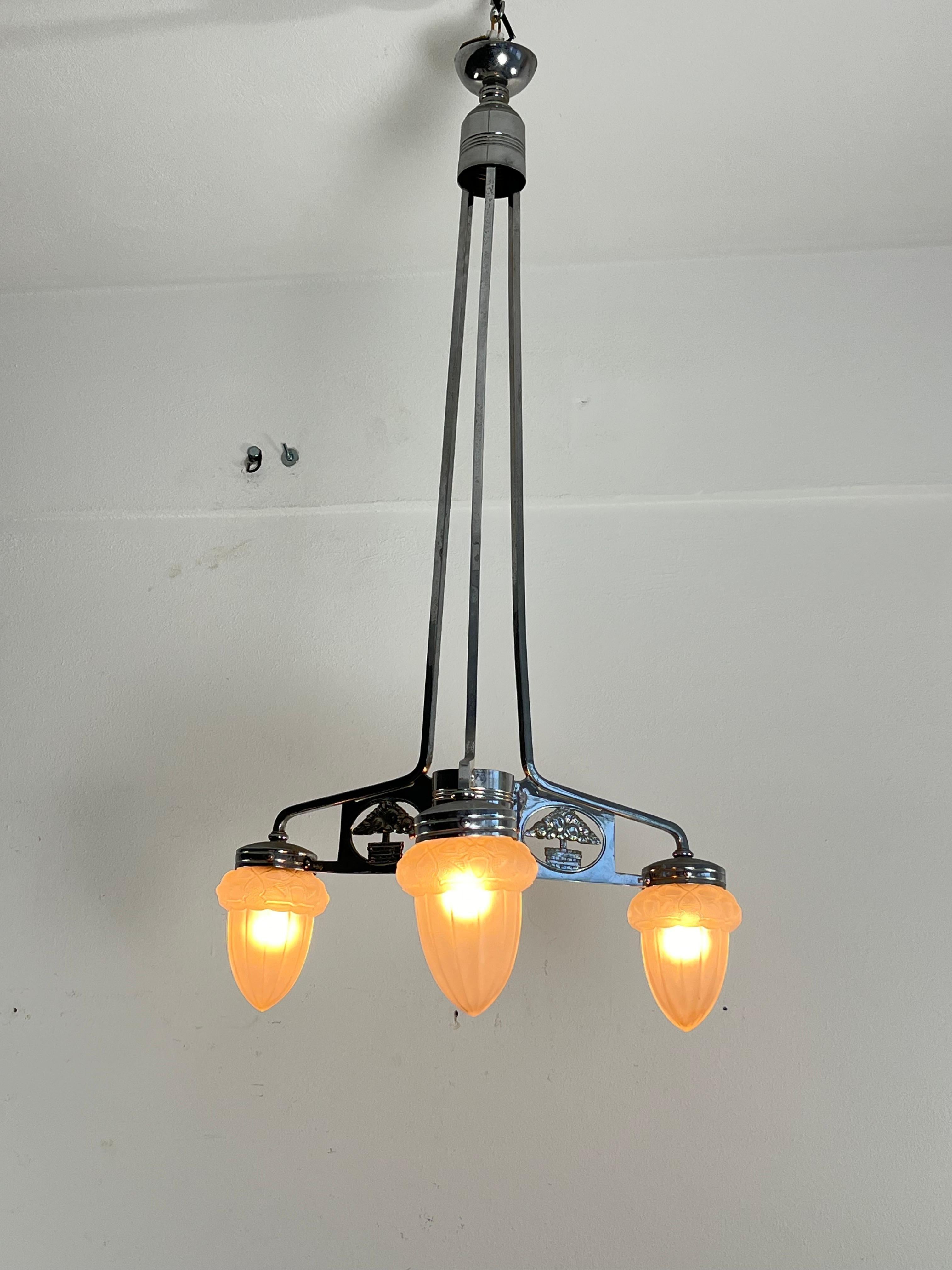 French Art Deco 3-light chandelier in nickel-plated bronze and glass attributed to P. Maynadier 1930s
E27 lamps.
Intact and in good condition, found in a noble apartment in my city, Palermo.
