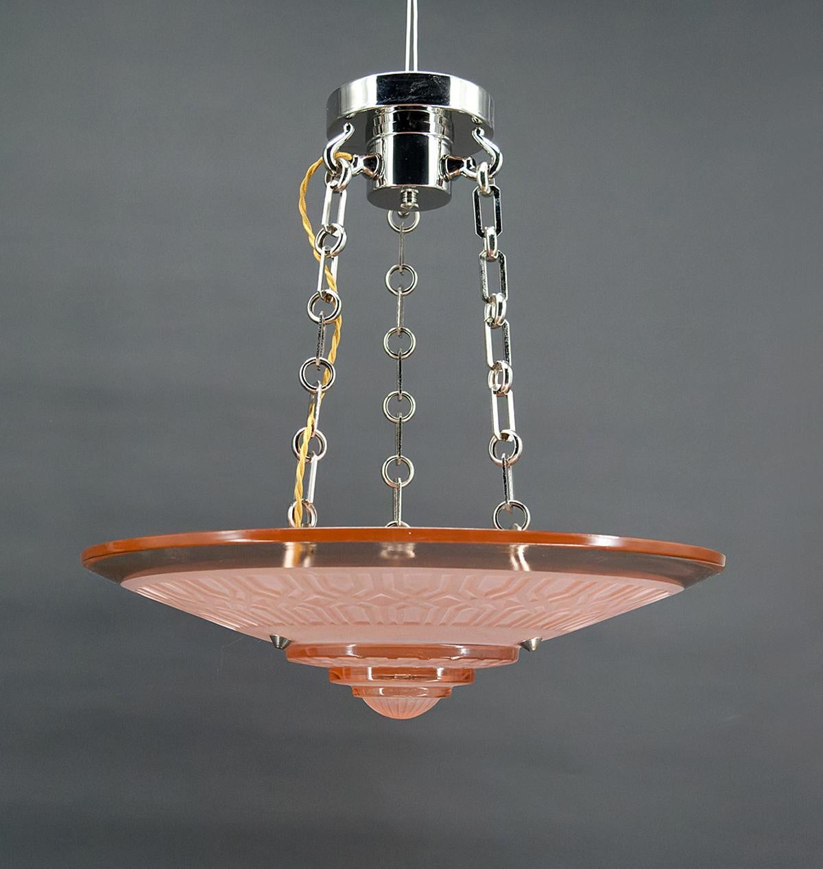 Modernist Art Deco chandelier/suspension, in acid-etched pink glass and chrome/nickel-plated bronze frame.
Sign.
By Henry Petitot (1914-1938).

France, Circa 1935

In excellent condition. New electricity.

Dimensions:
Height 48 cm
Diameter 45 cm