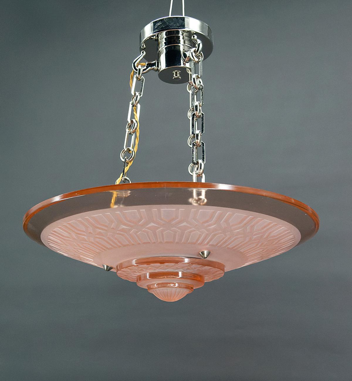Art Deco chandelier in pink glass and chrome bronze by Henry Petitot, Circa 1930 In Excellent Condition For Sale In VÉZELAY, FR