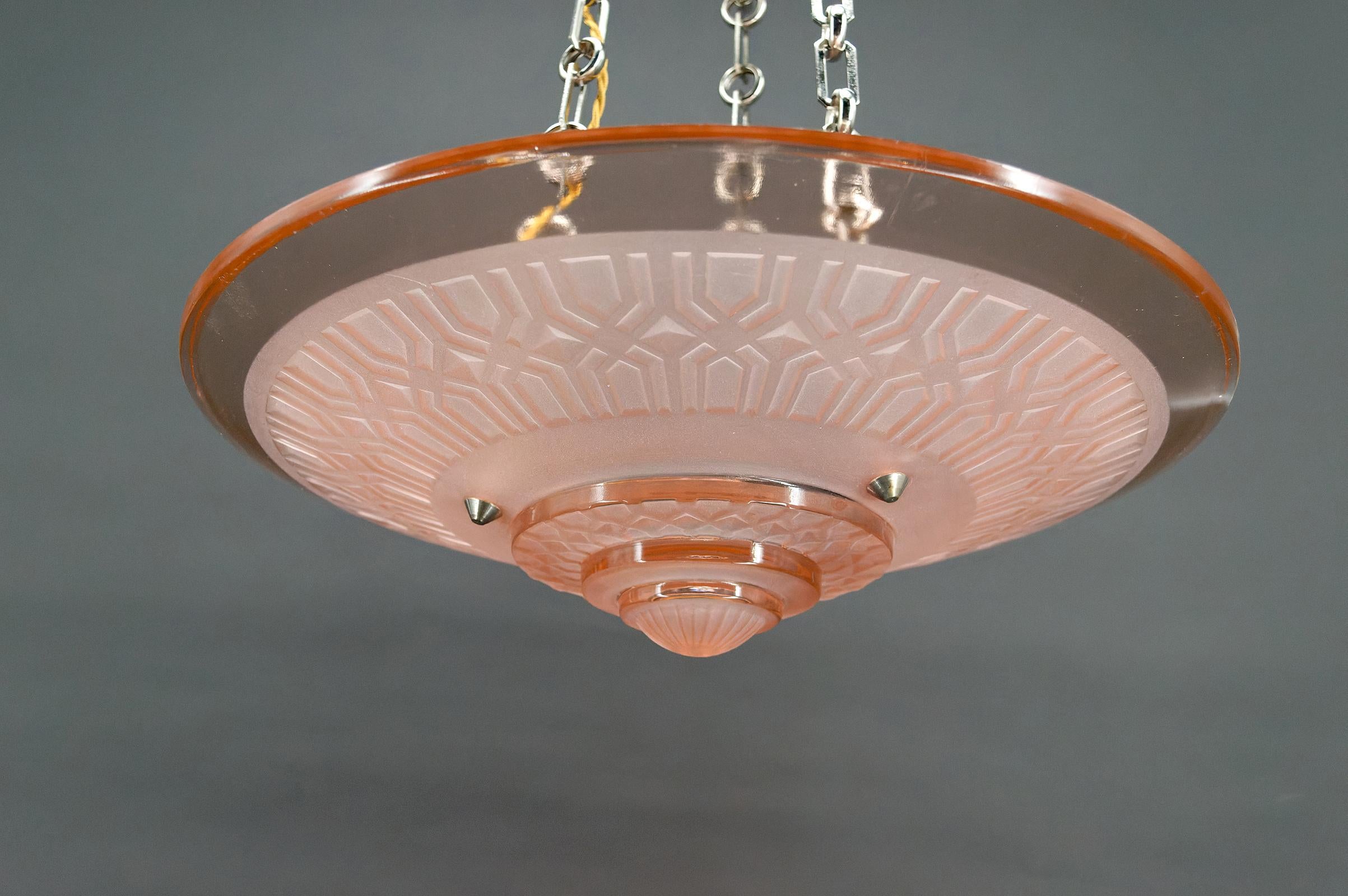 Lámpara Art Déco de cristal rosa y bronce cromado de Henry Petitot, Circa 1930 en Excelente estado para la venta en VÉZELAY, FR