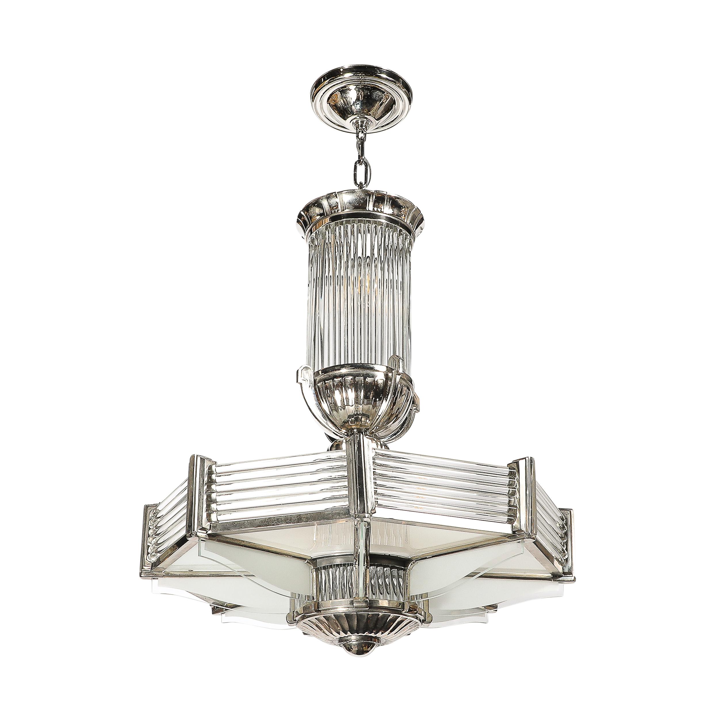 Questo splendido lampadario Art Déco è stato realizzato dal leggendario Atelier Petitot in Francia intorno al 1930. È caratterizzato da un'importante terminale rotondo incanalato in nichel satinato con un dettaglio centrale convesso e protuberante,