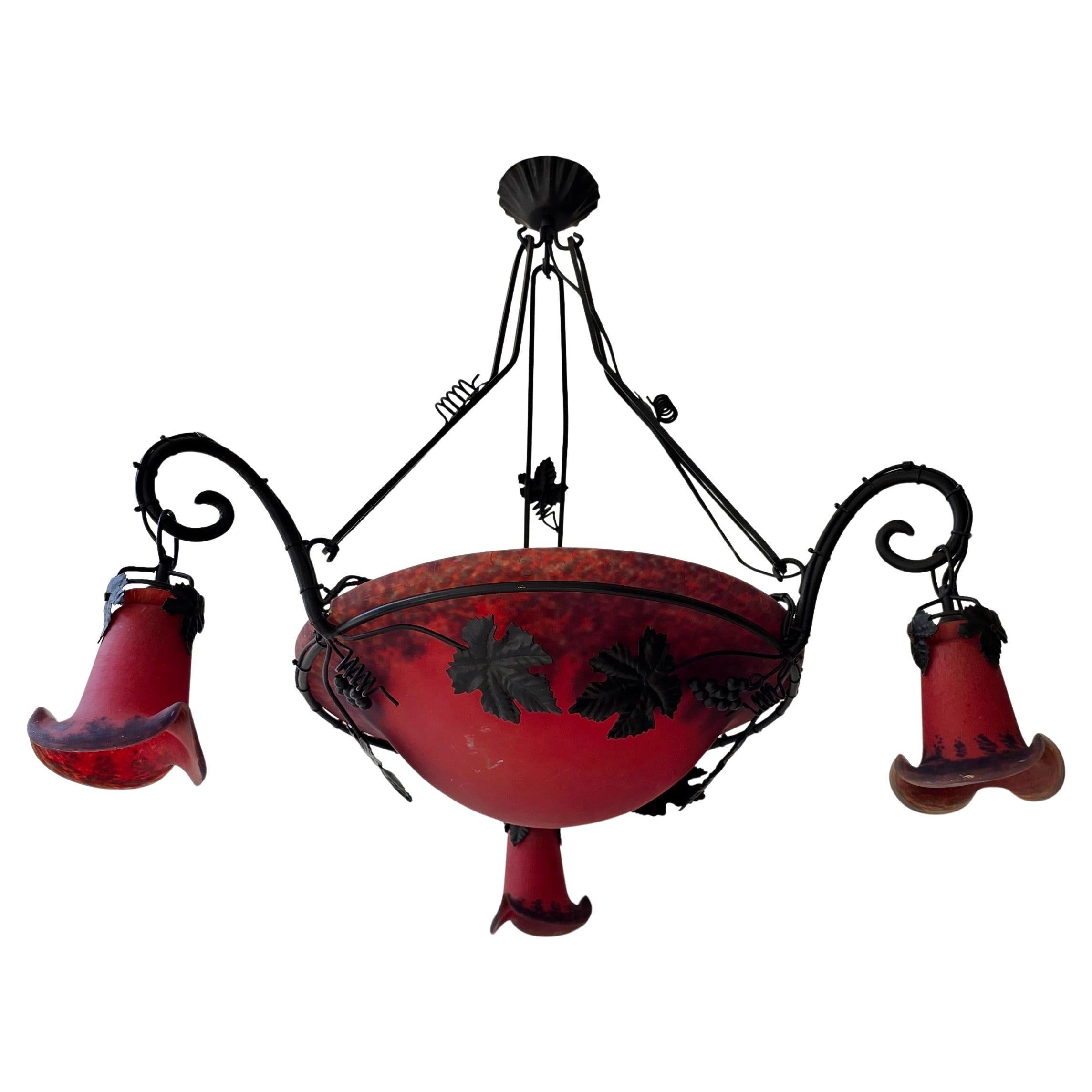 Bellissimo lampadario Art Deco (circa anni '50-'60) - nello stile di Müller Frères

Lampadario in vetro rosso con dettagli in ferro battuto e motivi a vite. Il lampadario ha un diametro di circa 78 cm e un'altezza di circa 83 cm. Il vetro emana una