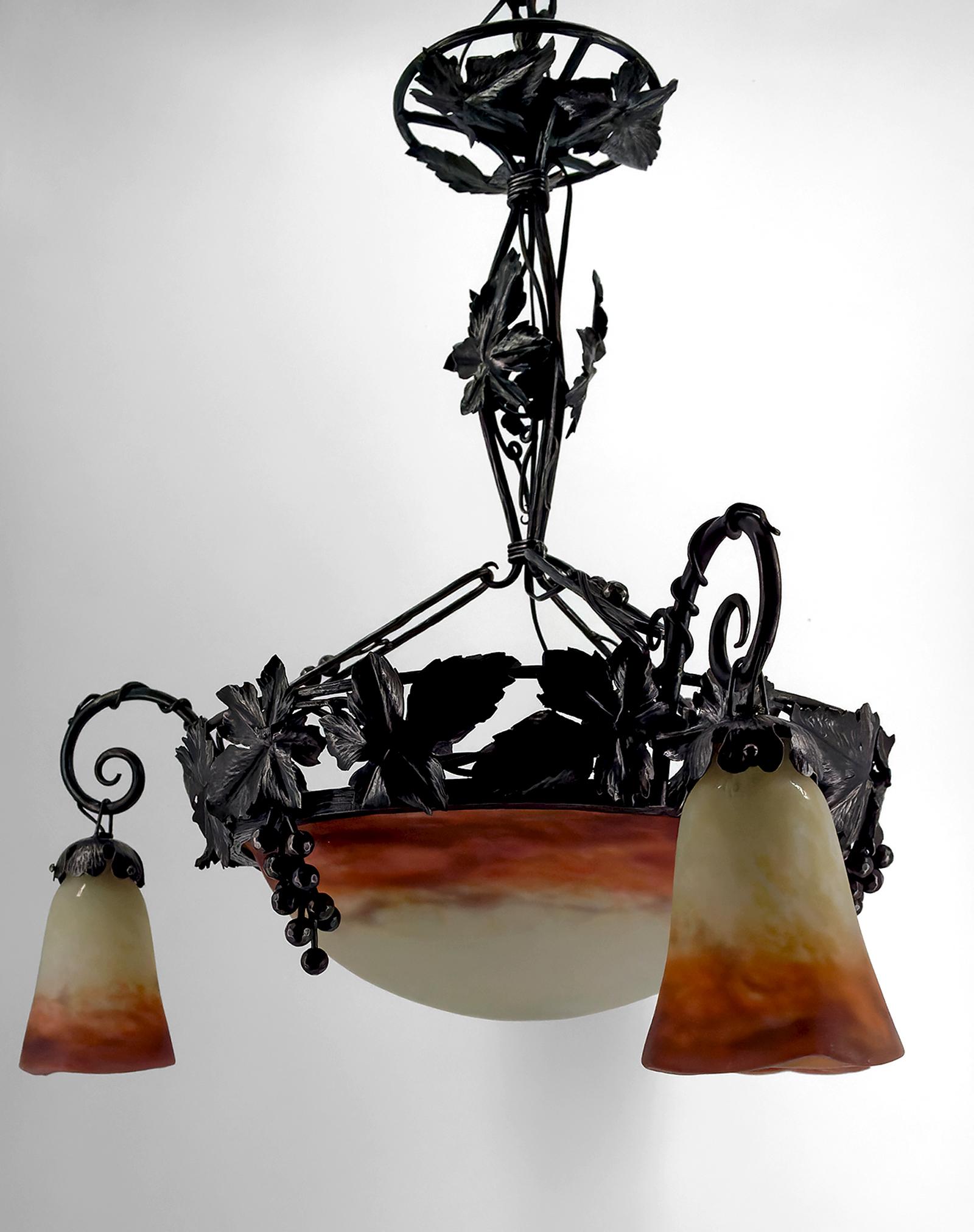 Art Deco Chandelier in Wrought Iron and Blown Glass by Muller Frères Lunéville, France, Circa 1920.

We are pleased to offer you an exceptional chandelier, emblematic of Art Deco, signed by the famous Muller Frères Lunéville, made in France around