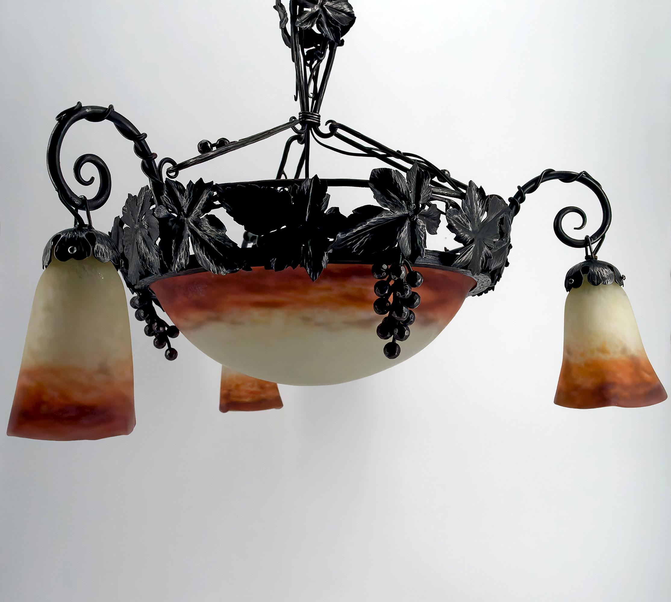 Art Deco Chandelier in Wrought Iron and Blown Glass, Muller Frères, France, 1920 In Good Condition For Sale In VÉZELAY, FR