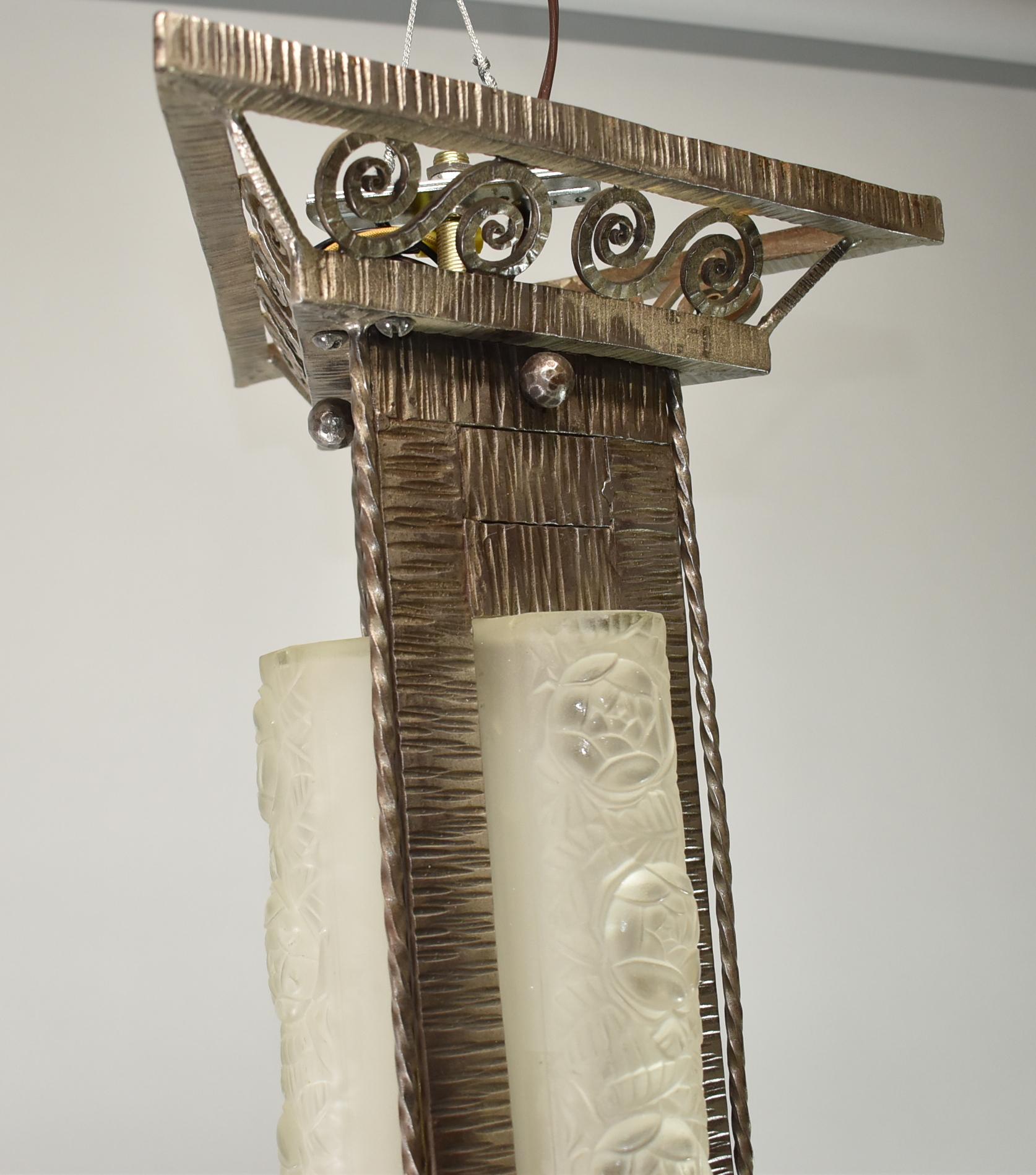 Art déco-Kronleuchter im Lalique-Stil des französischen Künstlers Degue (Glas) im Angebot