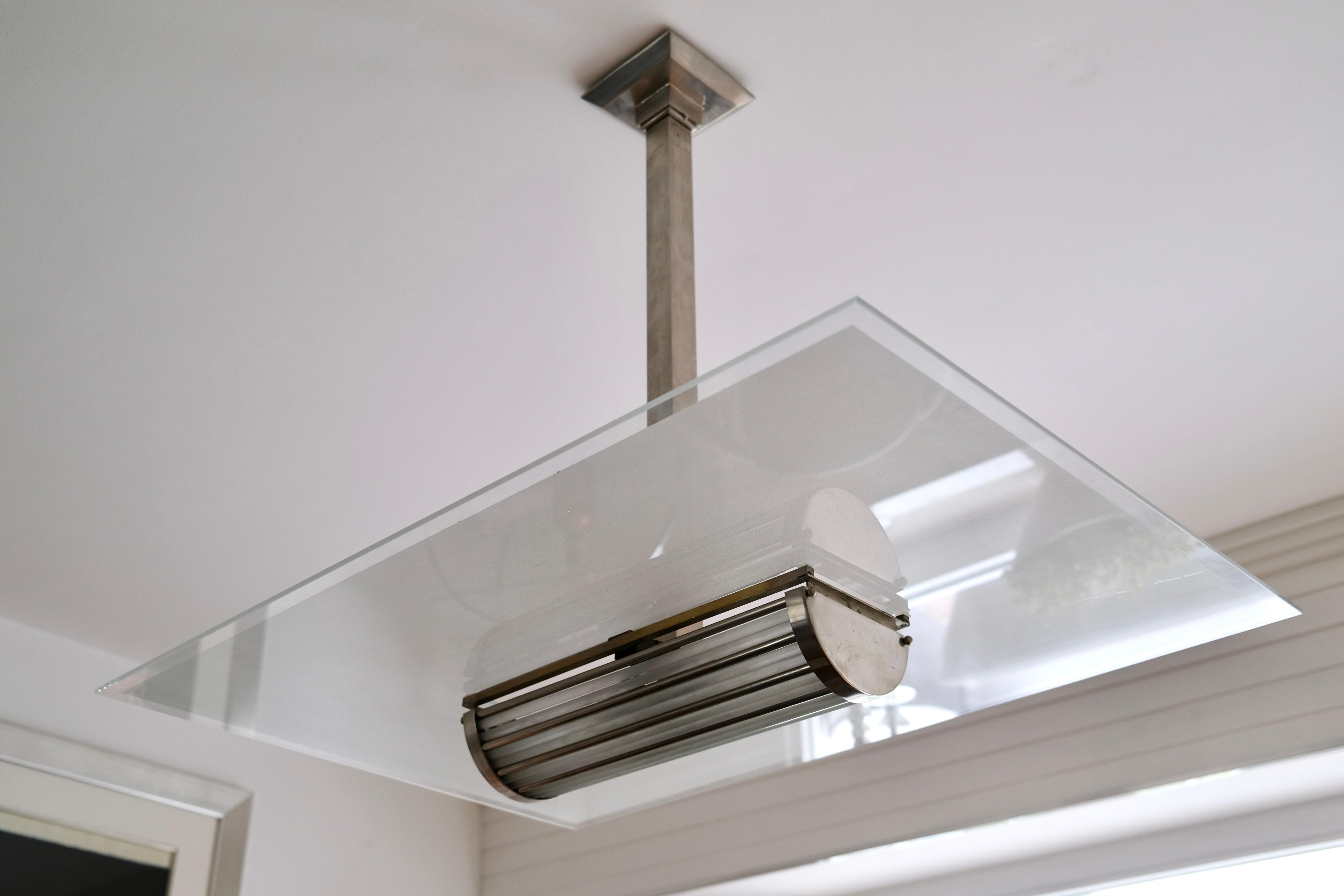 Squisita lampada da soffitto Art Deco francese degli anni '30 placcata in nichel con lastra di vetro

Illumina la tua sala da pranzo con questa splendida lampada da soffitto in stile Art Déco francese, un vero e proprio capolavoro degli anni '30.