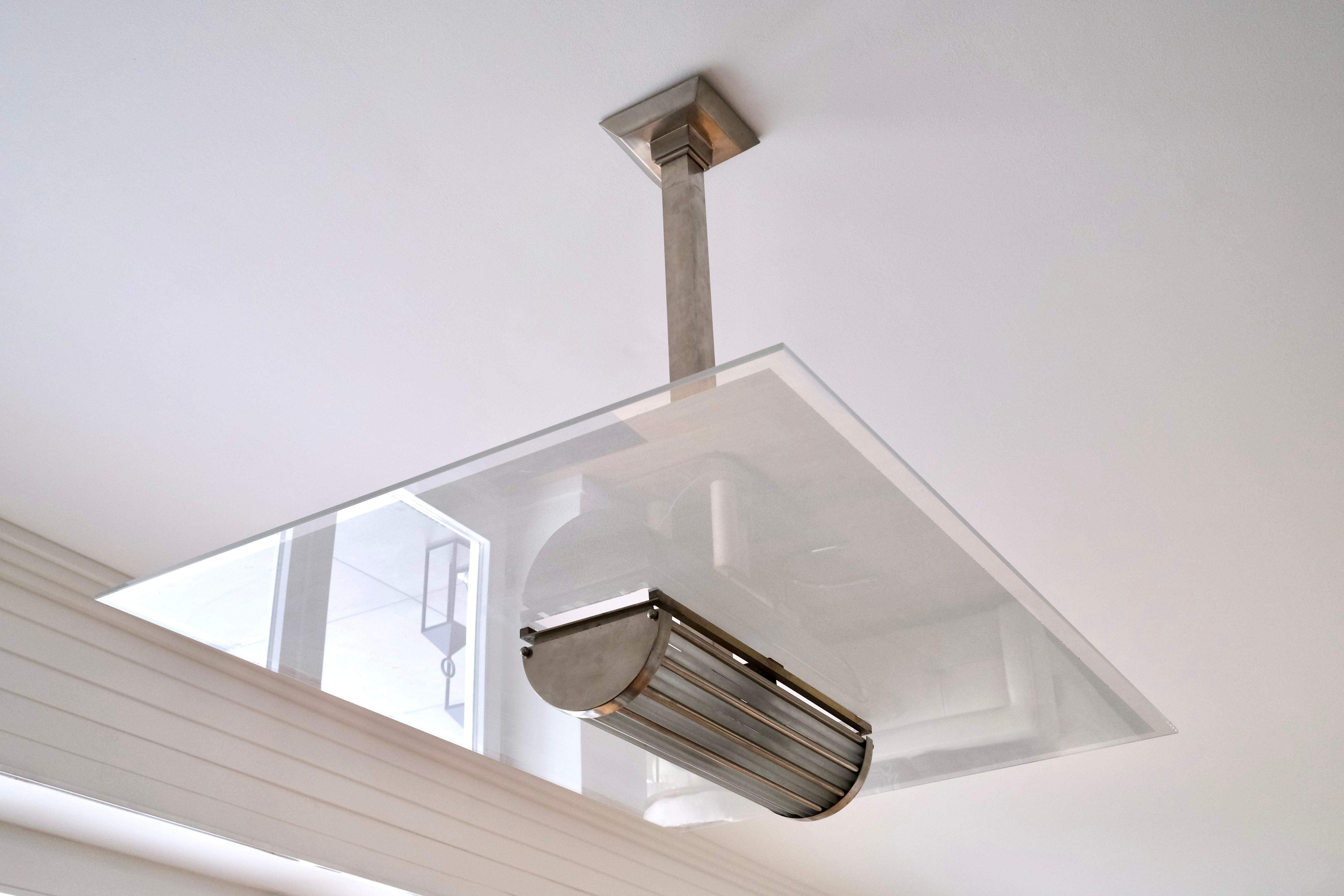 Francese Lampada lampadario Art Deco in ottone nichelato con grande lastra di vetro, Francia anni '30 in vendita