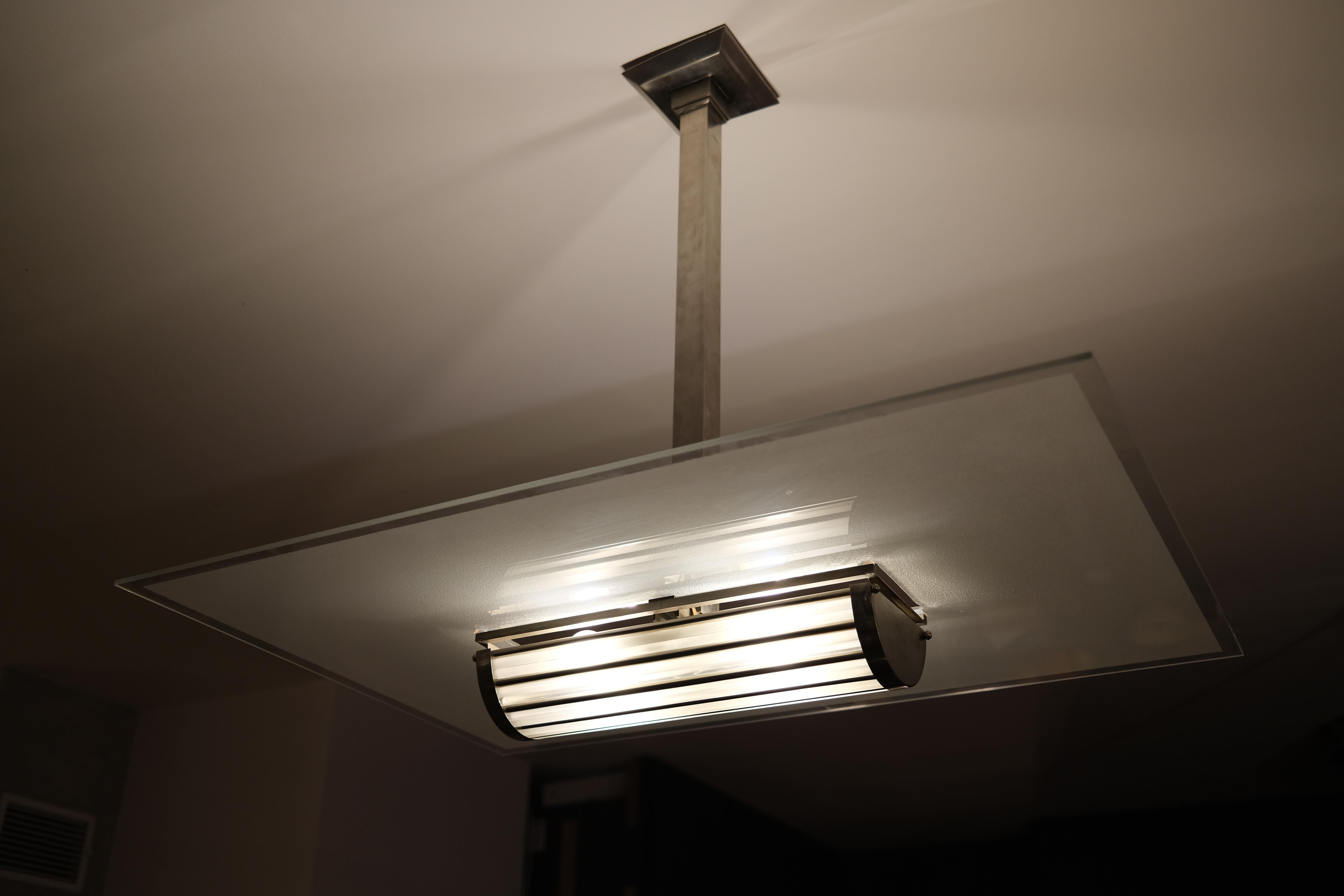 Vetro Lampada lampadario Art Deco in ottone nichelato con grande lastra di vetro, Francia anni '30 in vendita
