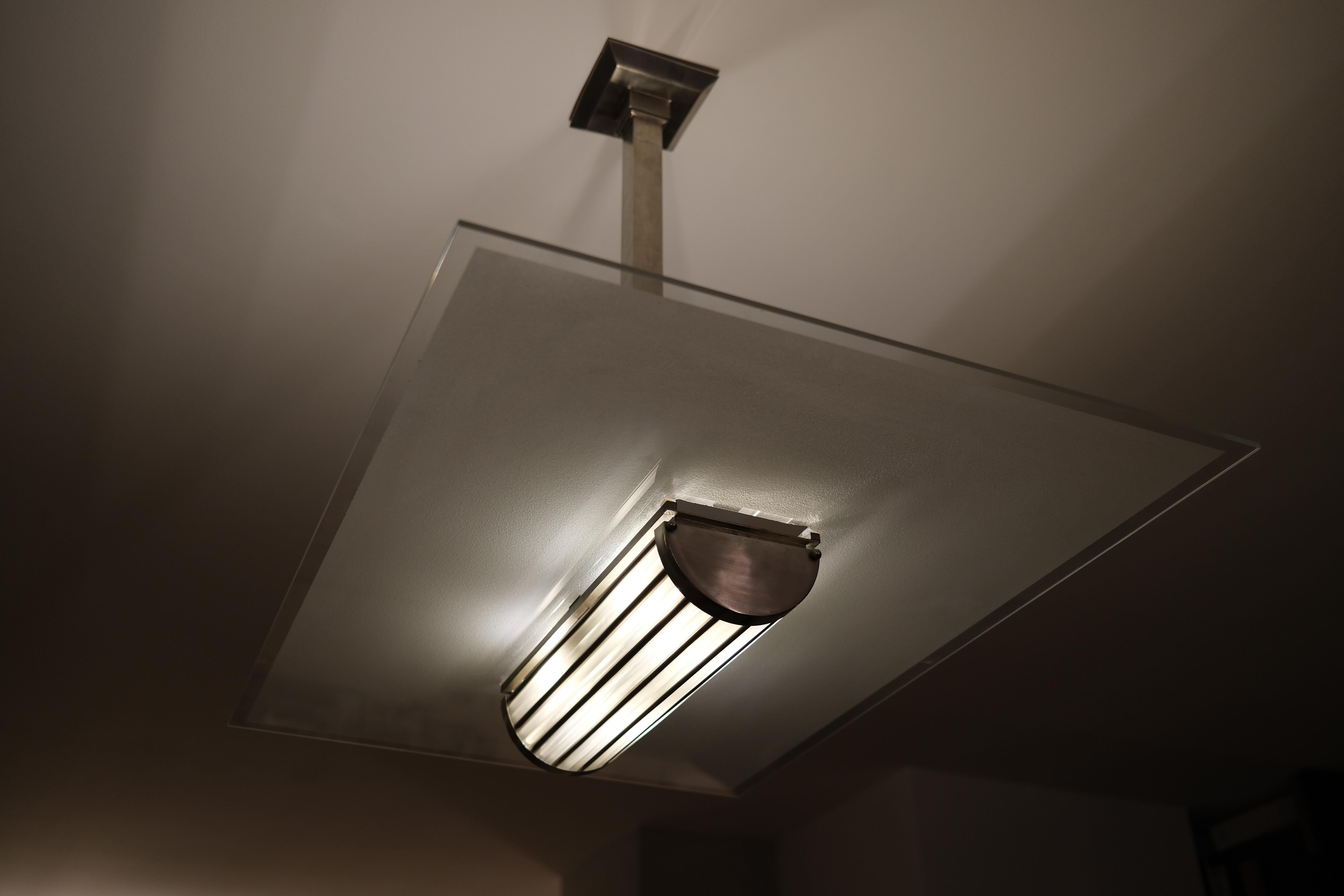 Lampada lampadario Art Deco in ottone nichelato con grande lastra di vetro, Francia anni '30 in vendita 1