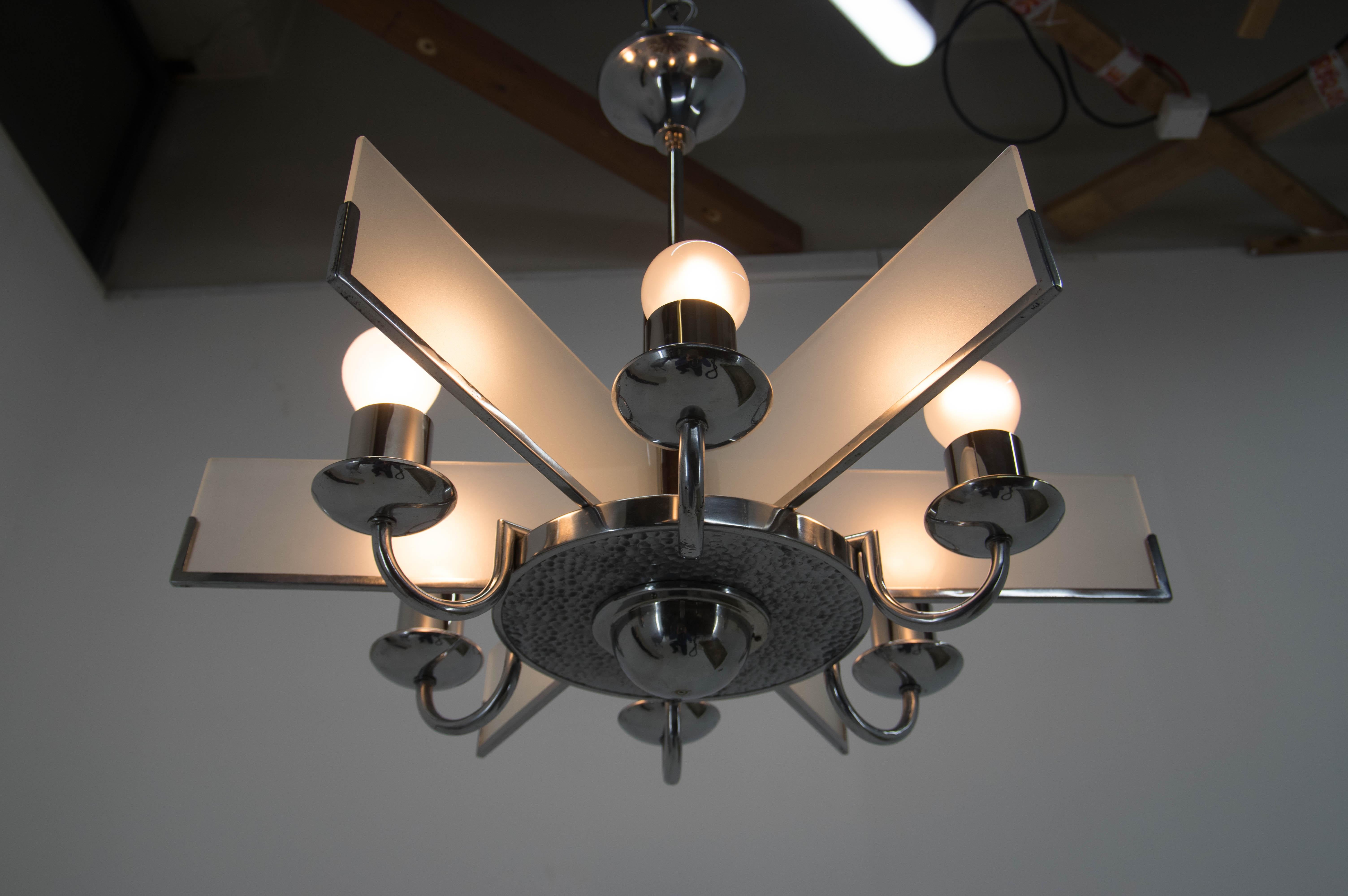 6-flamming Art Deco chandelier.
Sandblasted glass in a perfect condition.
Chrome with minor age patina - polished.
Rewired: 6x60W, E25-E27 bulbs
US wiring compatible.