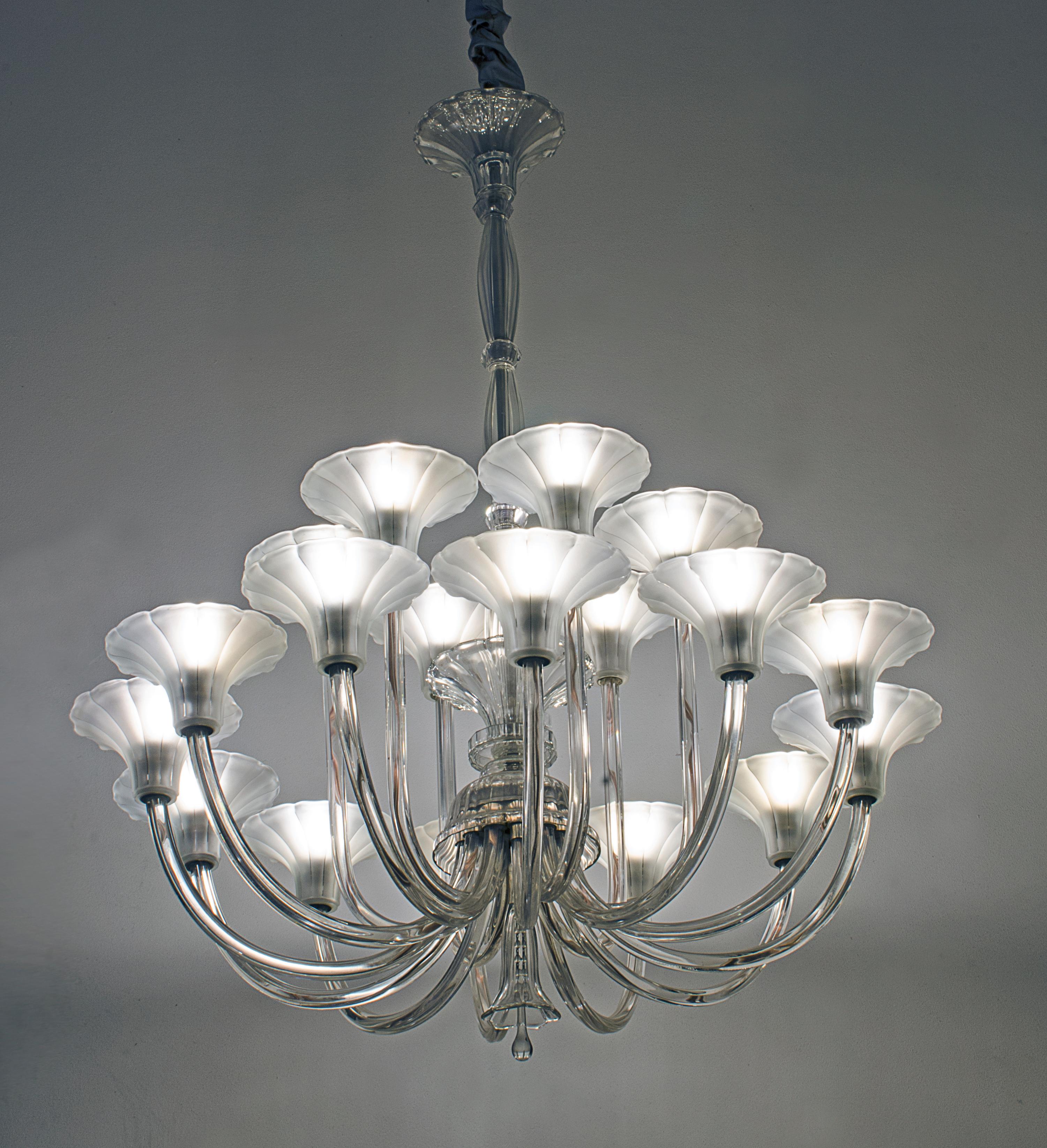 Lampadario Art Déco in vetro cecoslovacco, struttura in vetro trasparente e 18 paralumi satinati.

Cecoslovacchia, CIRCA 1930.
