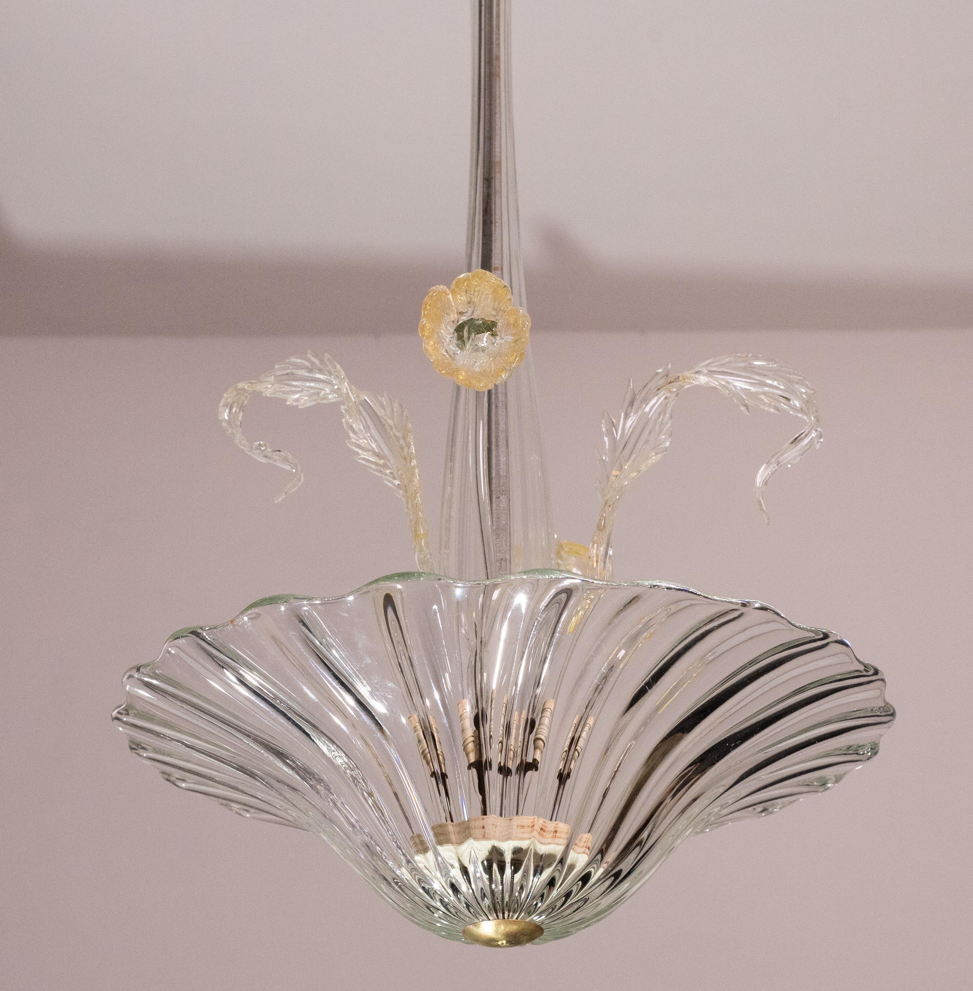 Gorgeous 1950s deco-era chandelier made of murano glass.

the chandelier consists of a glass disc from which 2 leaves and two flowers emerge inside.

One of the two leaves has a very small chip, absolutely not visible.

It mounts three e14 lights.