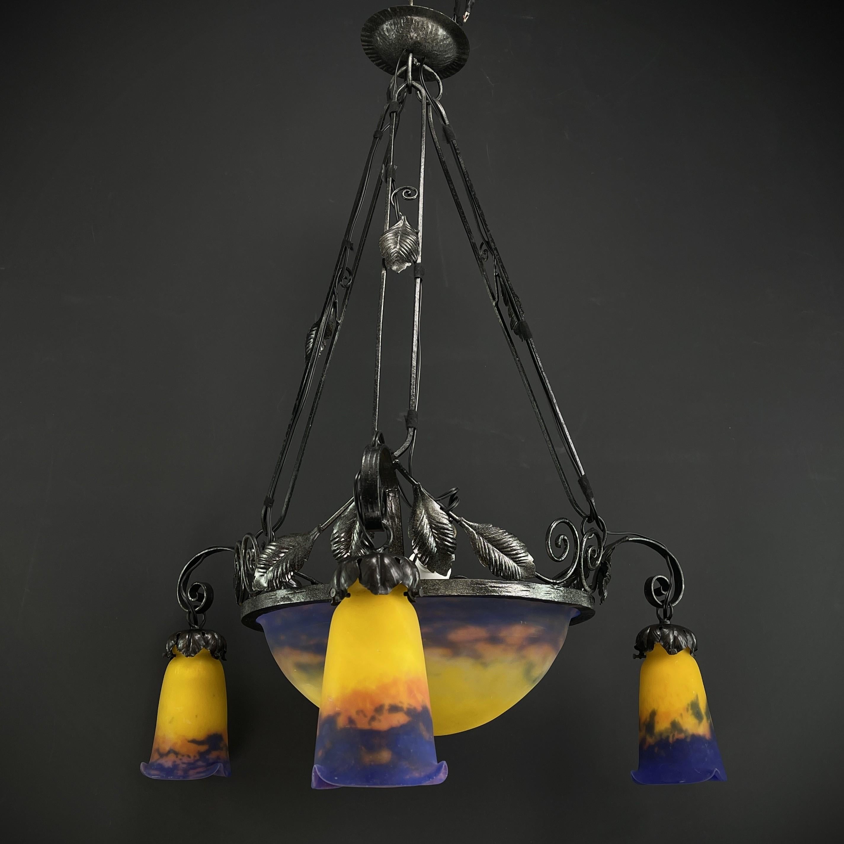 ART DECO ceiling lamp, signed Muller Frerés, 1930s

The ART DECO ceiling lamp is a remarkable example of the craftsmanship and style of the early 20th century. 

The signature 