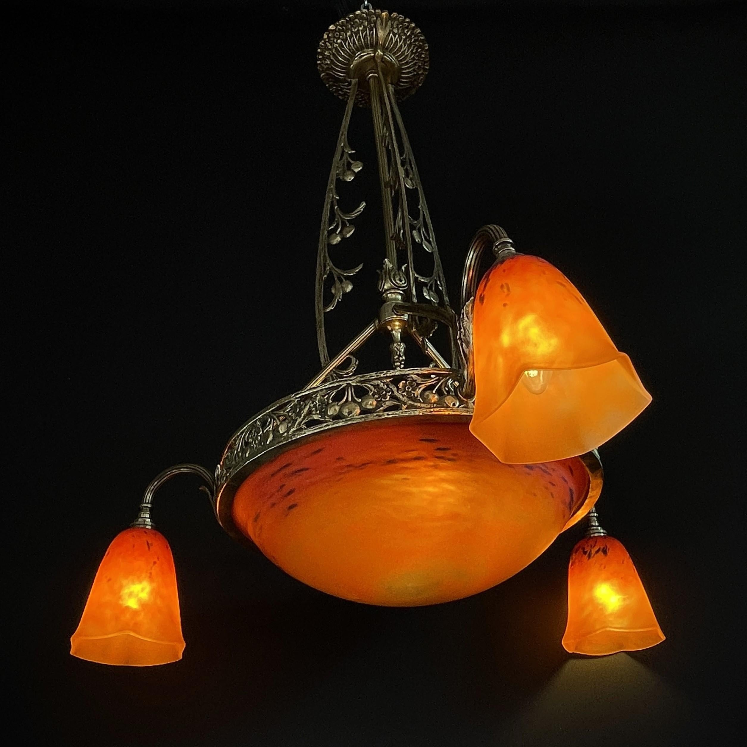 ART DECO Chandelier signed  by Schneider, pate de verre, Bronze, 1930s In Good Condition For Sale In Bingen am Rhein, RP