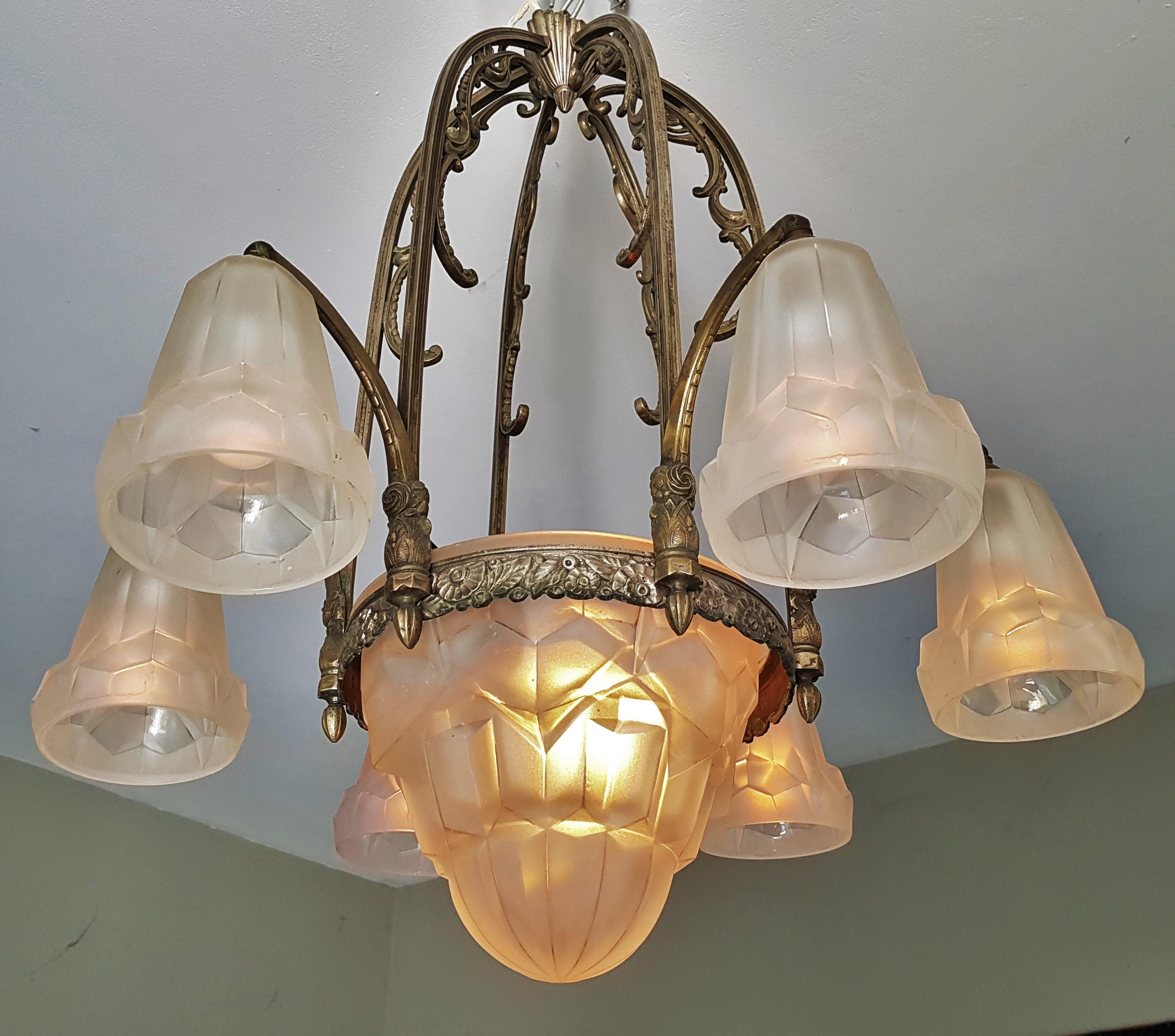 degue chandelier