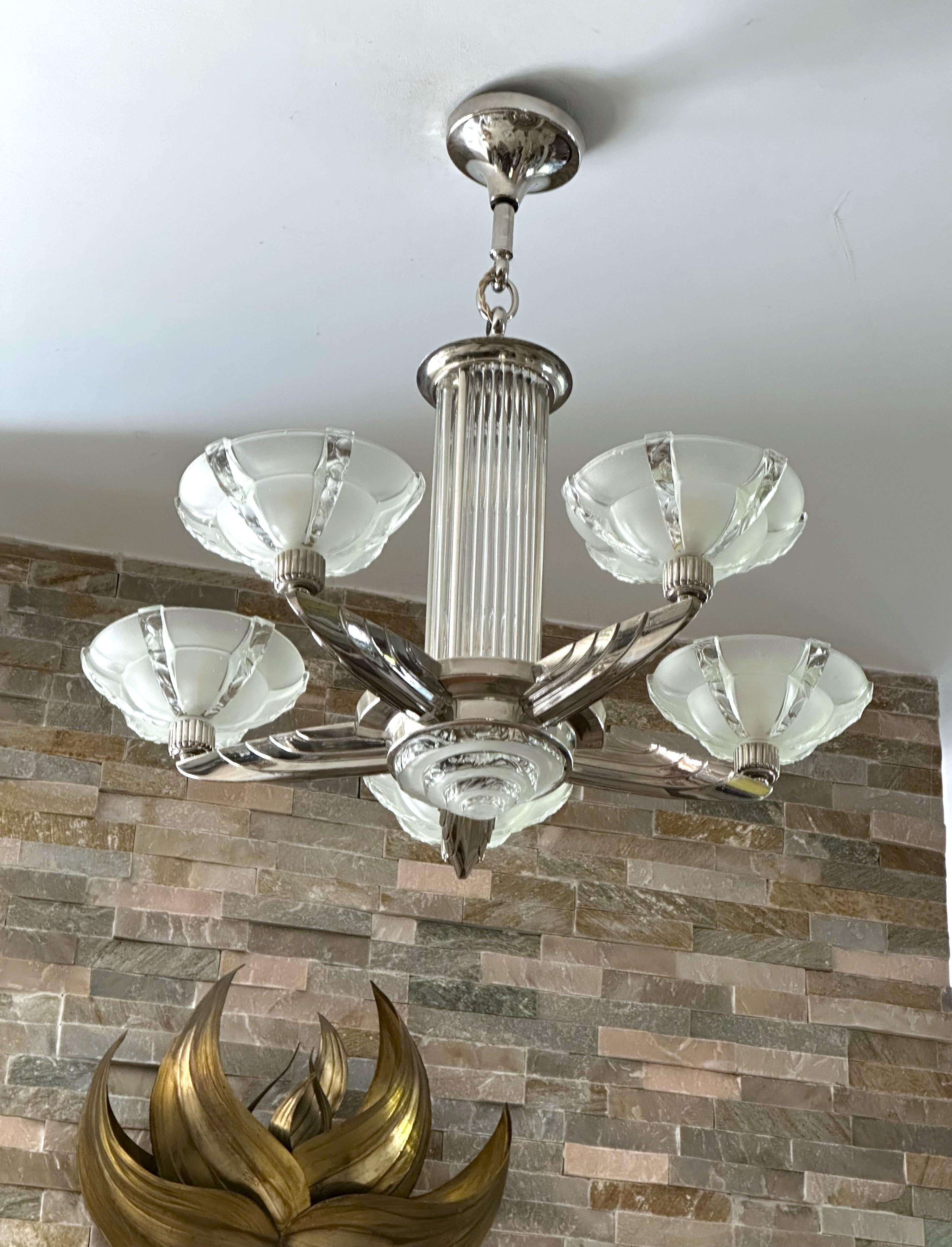 Art Deco Chandelier Petitot, France 1935.
original frosted glass shades.
fully restored.
new nickel plated.
rewired. holds 7 b22 bulbs
signed.