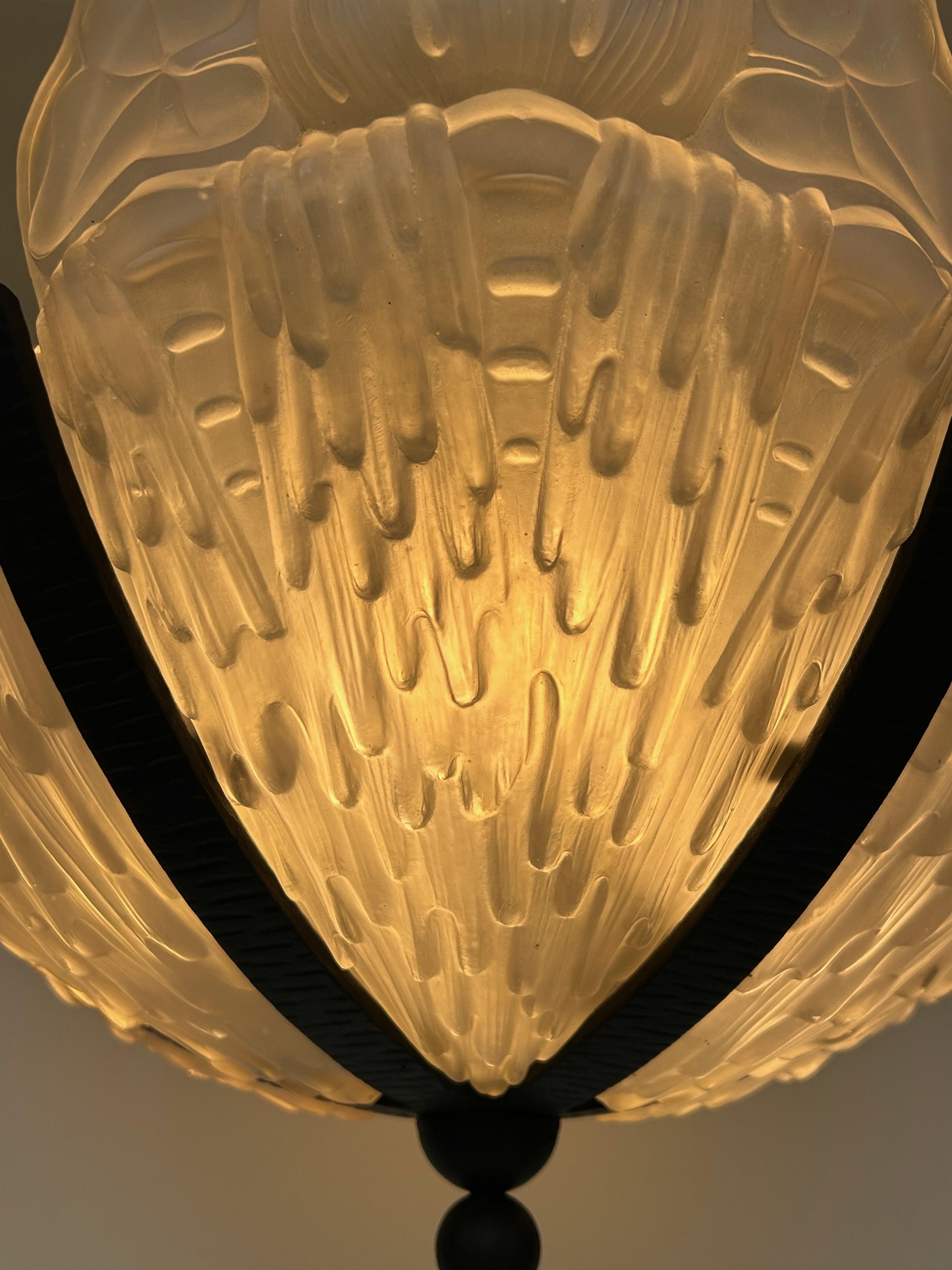 Art-Déco-Kronleuchter mit 6 geformten Glastellern Morin Et Cie im Angebot 3