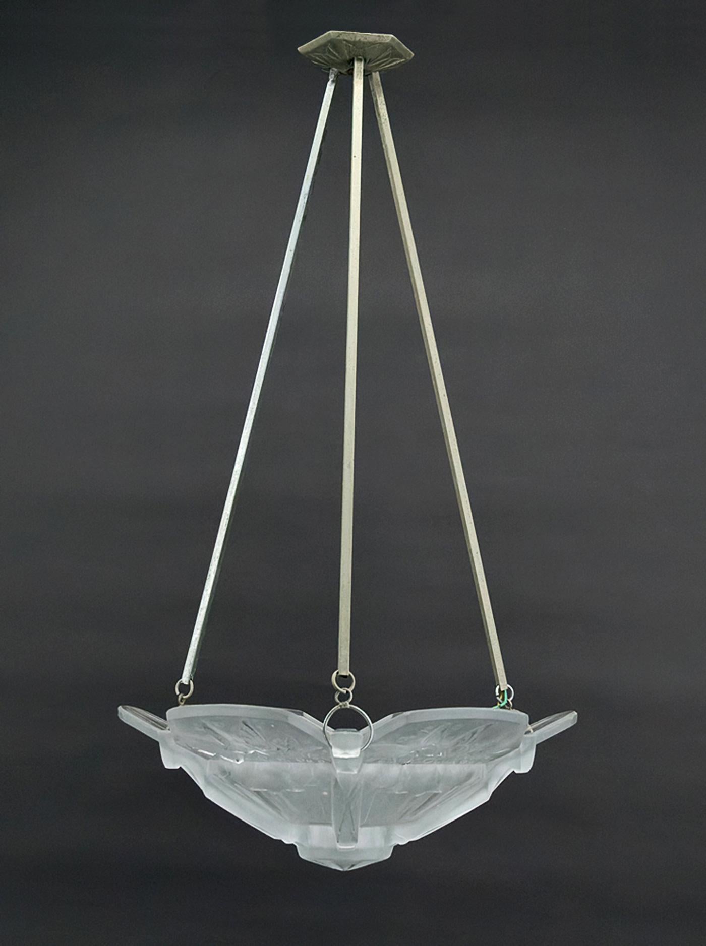 Superb glass chandelier / pendant decorated with butterflies and geometric patterns
Signed “Muller Frères Lunéville”.

Art Deco, France, circa 1920-1925.

Very good condition: Glass in perfect condition, patina and slight oxidation on the metal
