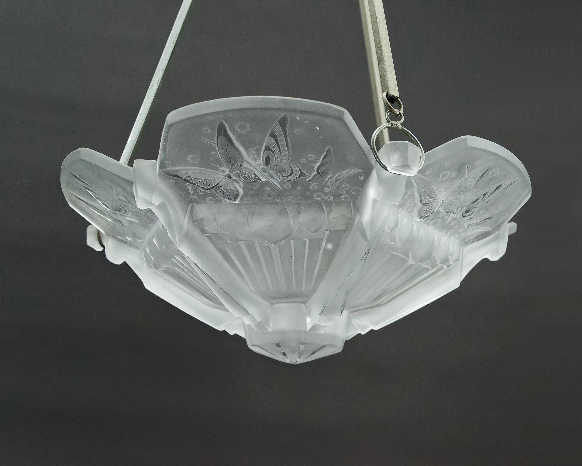 Art Deco chandelier with butterflies, signed Muller Frères, France, Circa 1920 In Good Condition For Sale In VÉZELAY, FR