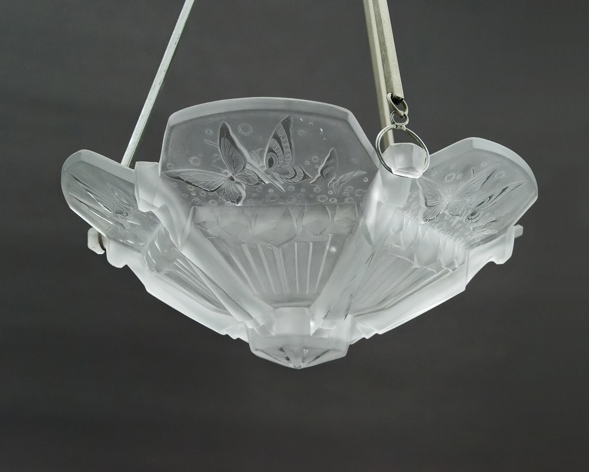 Français Lustre Art Déco avec papillons, signé I Muller Frères, France, Circa 1920 en vente