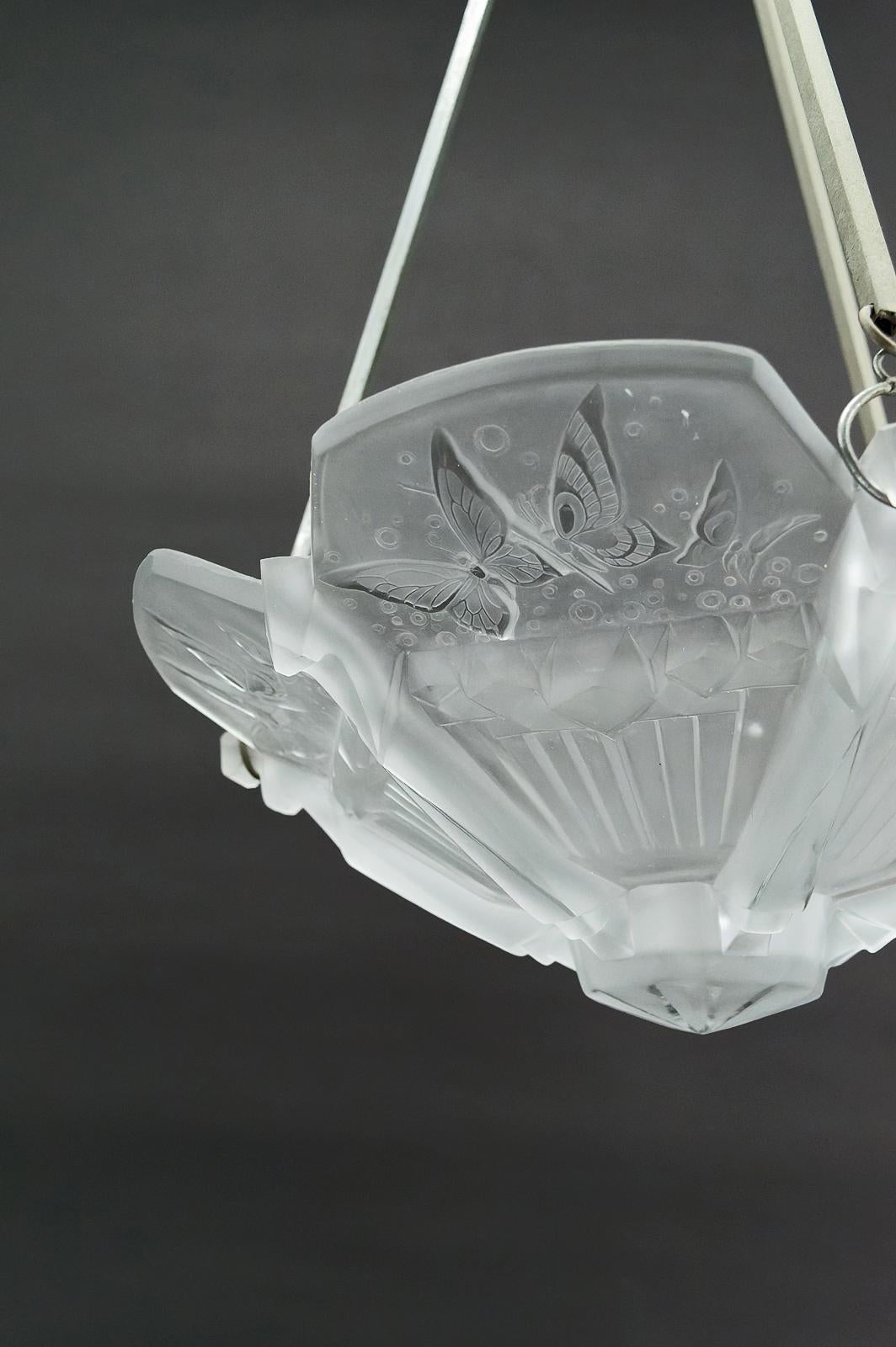 Art Deco chandelier with butterflies, signed Muller Frères, France, Circa 1920 For Sale 1