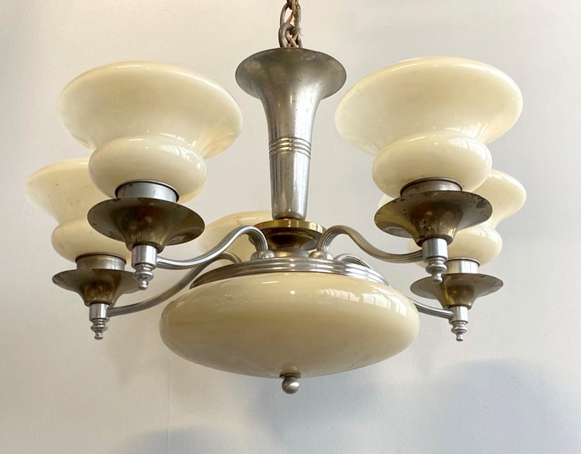 Americano Lampadario Art Deco a globo in vetro custard 5 bracci nichelato in vendita