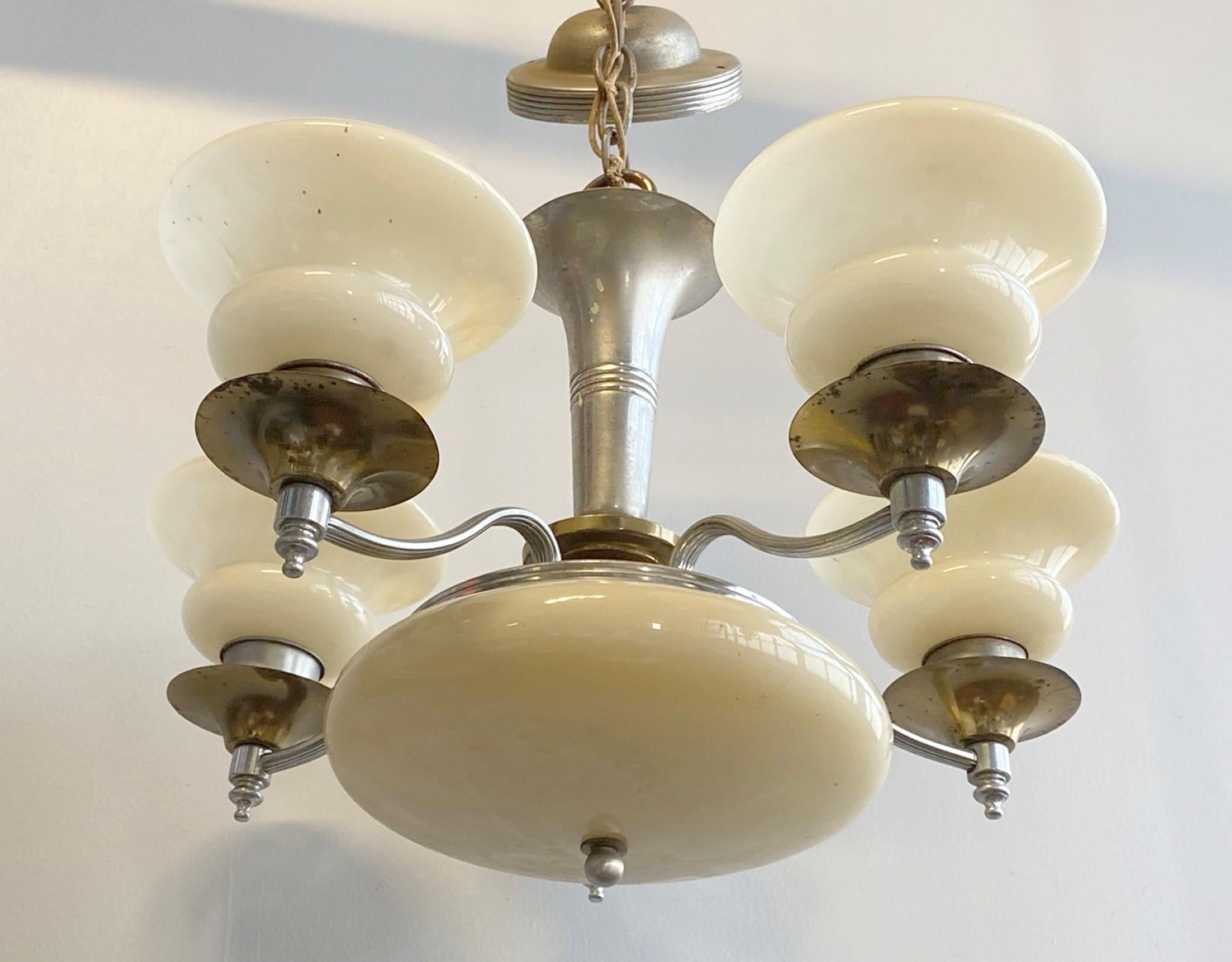 Art Deco Kronleuchter Vanille Glas Globus 5 Arme Vernickelt im Zustand „Gut“ im Angebot in New York, NY