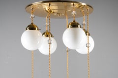 Lampadario Art Déco con paralumi in vetro opalino, Vienna, intorno agli anni ’20