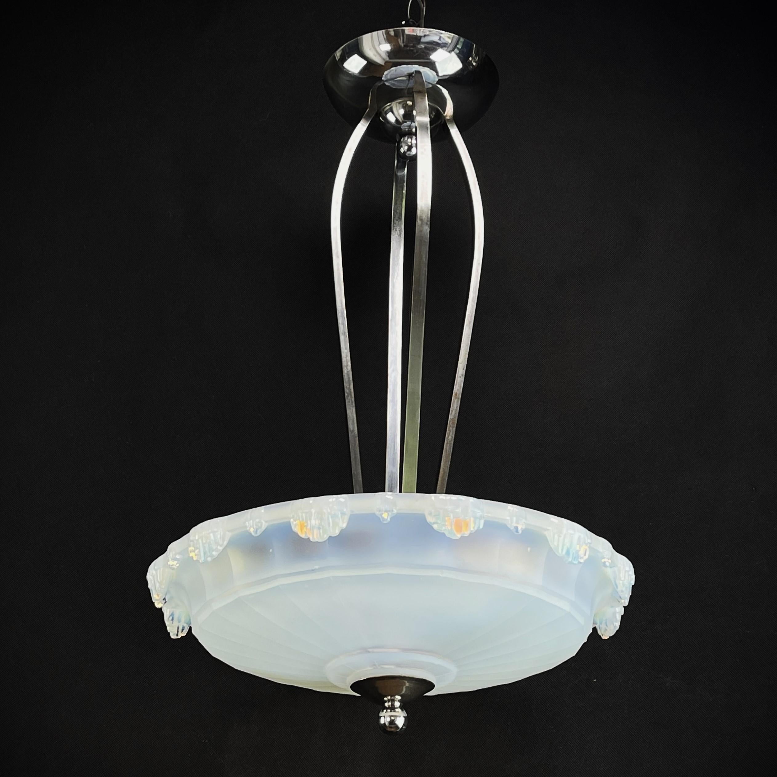 French Art Deco Chandelier with opalin glass, 1930s For Sale