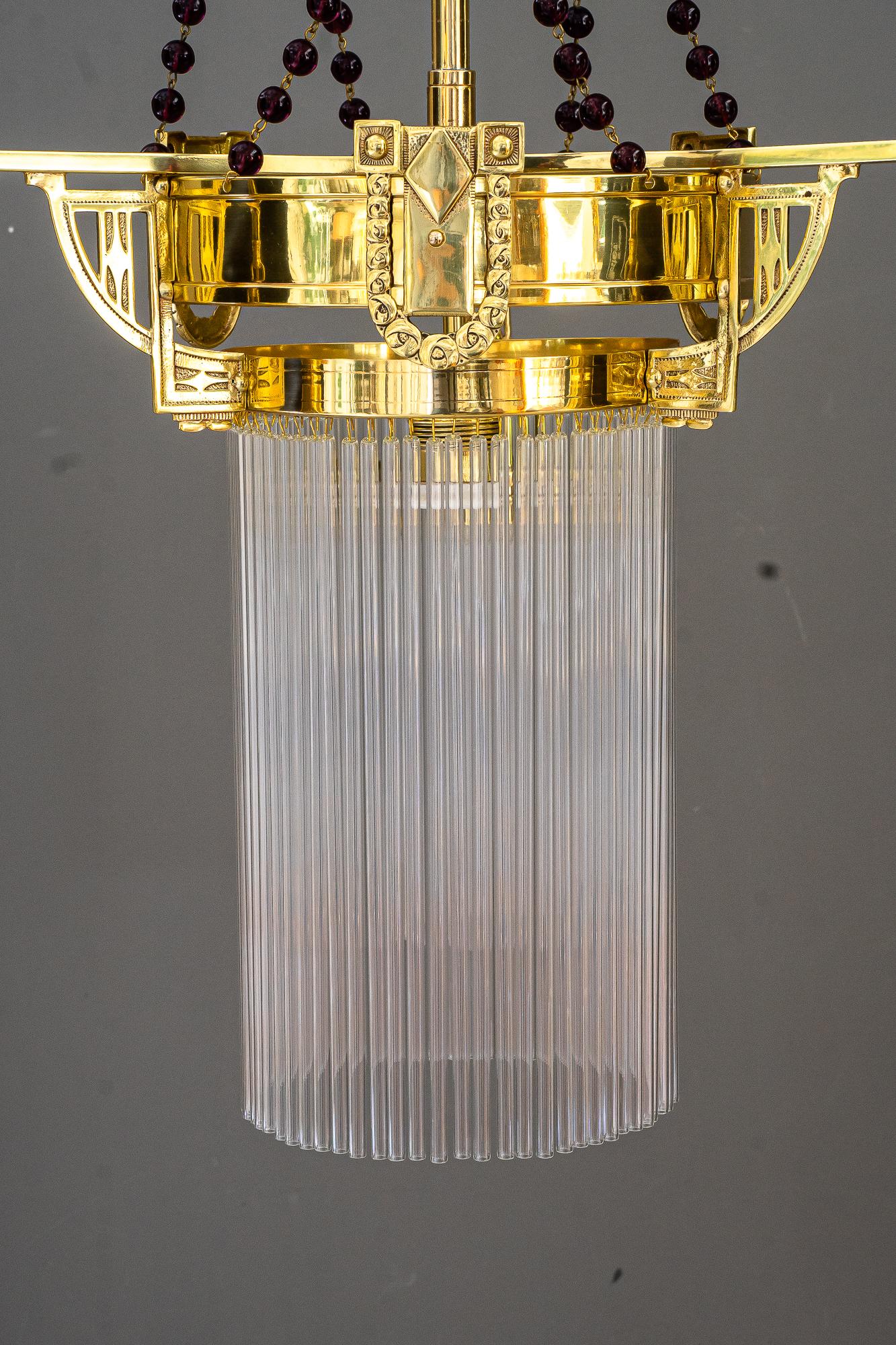 Art Deco Kronleuchter mit original hängenden Glaskugeln Wien um 1920er Jahre
Messing poliert und emailliert
Die Glasstäbe werden ersetzt ( neu )