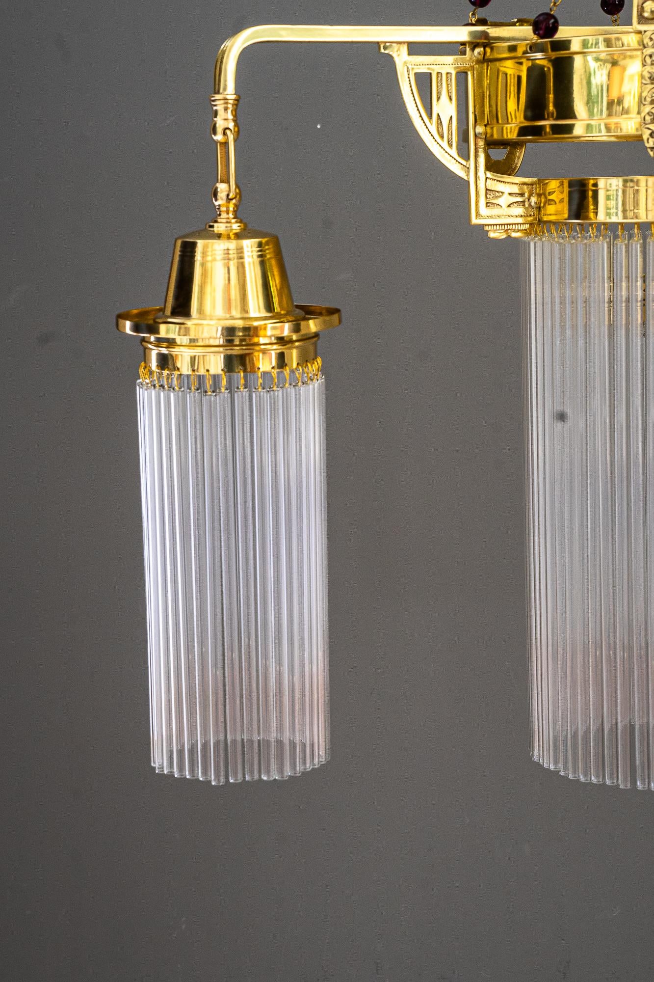 Art Deco Kronleuchter mit original hängenden Glaskugeln Wien um 1920er Jahre (Lackiert) im Angebot