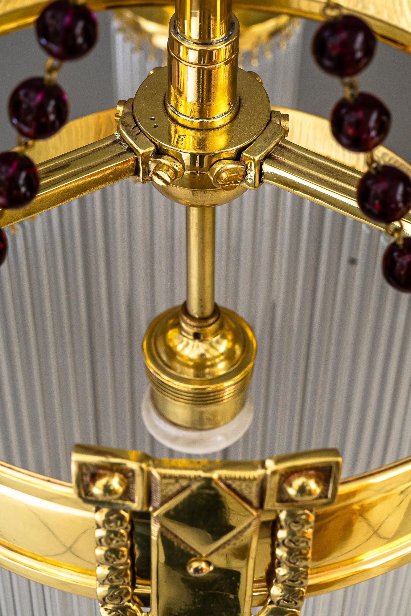 Art Deco Kronleuchter mit original hängenden Glaskugeln Wien um 1920er Jahre (Messing) im Angebot