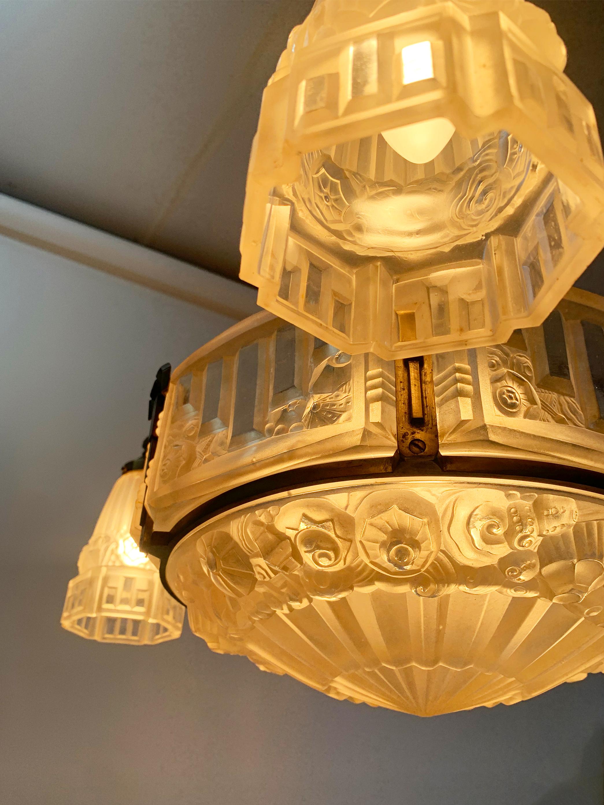 Lampadario Art Déco, bronzo giallo e vetro pressato di Marius-Ernest Sabino in vendita 5