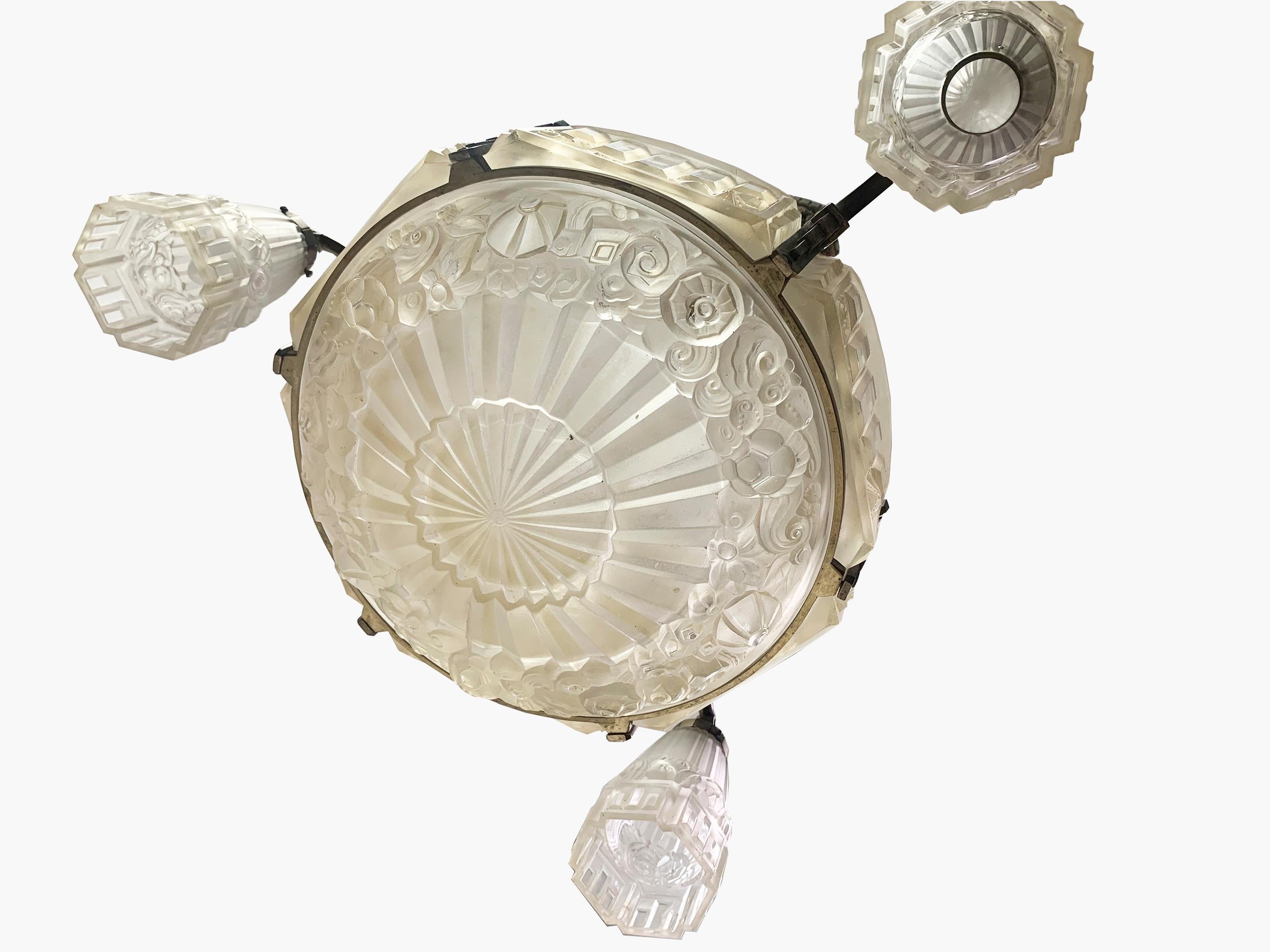 Direttamente dal periodo Art Deco della metà del XX secolo, consiste in una struttura in bronzo che sostiene tre paralumi a tulipano. I paralumi e il lavabo centrale sono realizzati in vetro stampato e pressato, una tecnica tipica del periodo Art