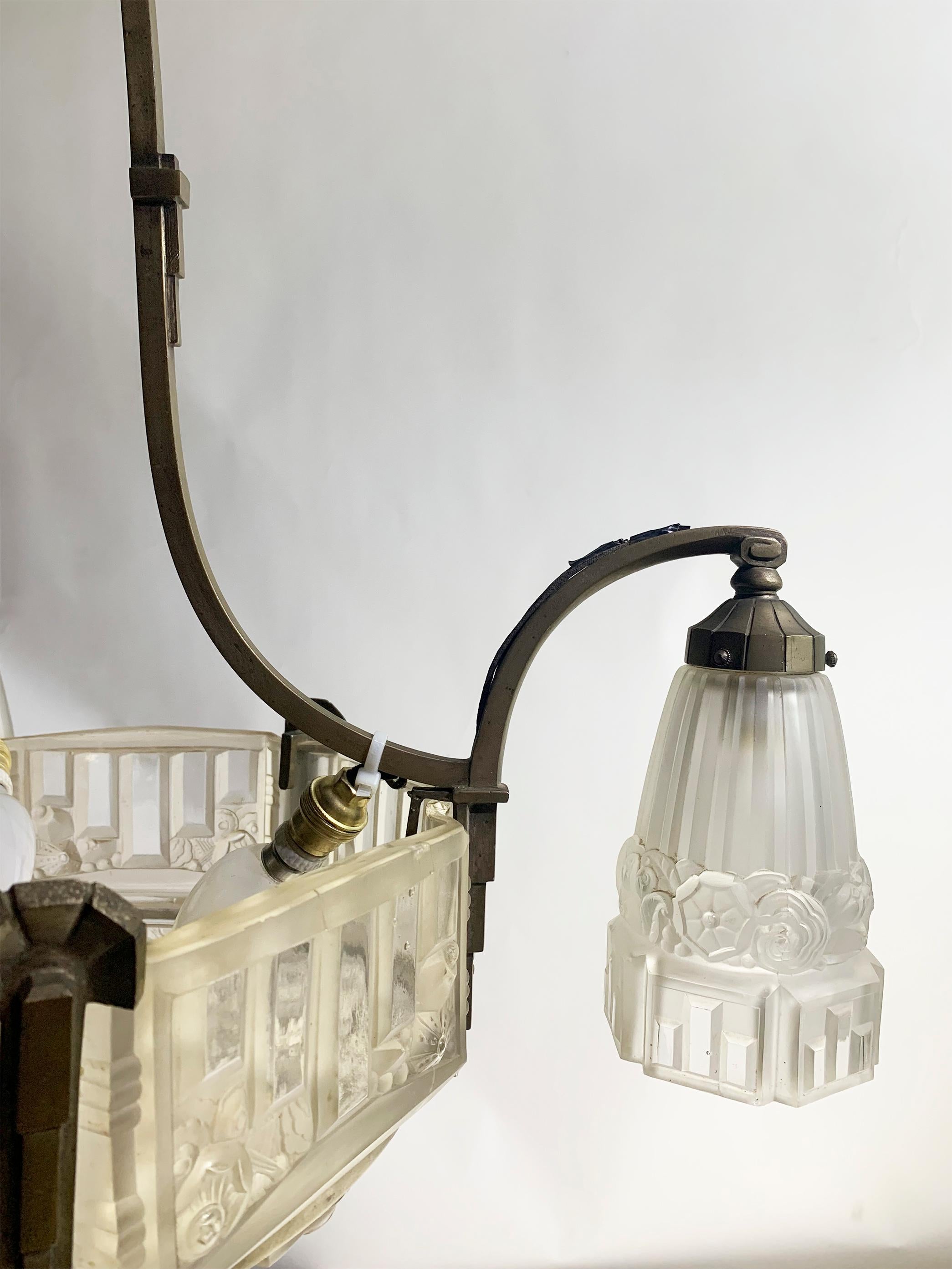 Vetro Lampadario Art Déco, bronzo giallo e vetro pressato di Marius-Ernest Sabino in vendita