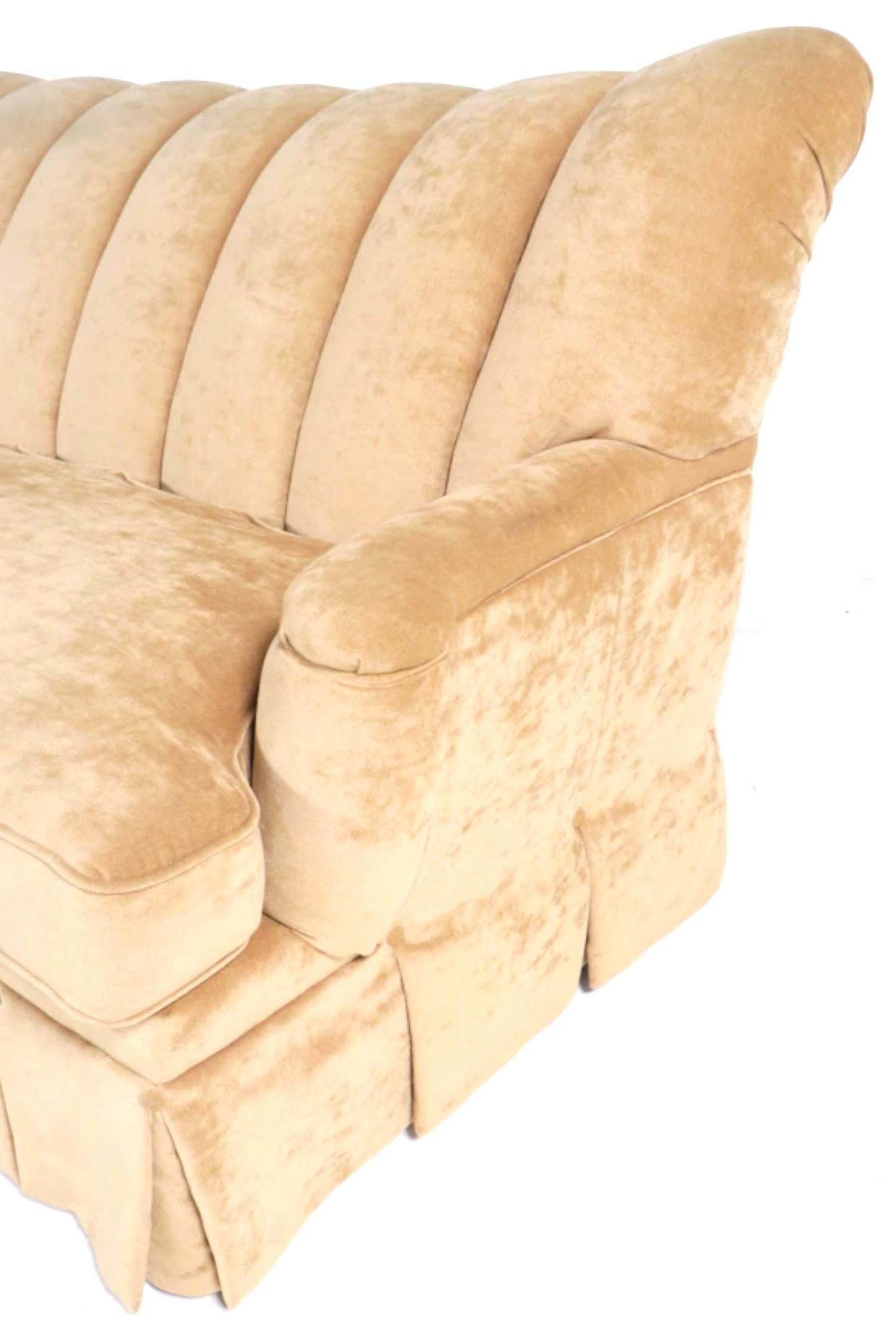 Américain Grand canapé Art Déco à dossier et jupe en velours camel. en vente