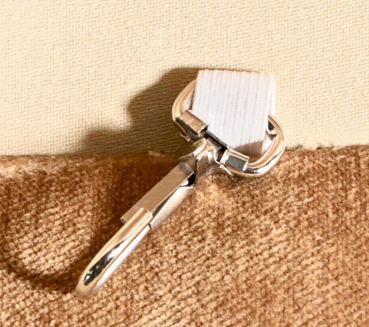 Grand canapé Art Déco à dossier et jupe en velours camel. en vente 1